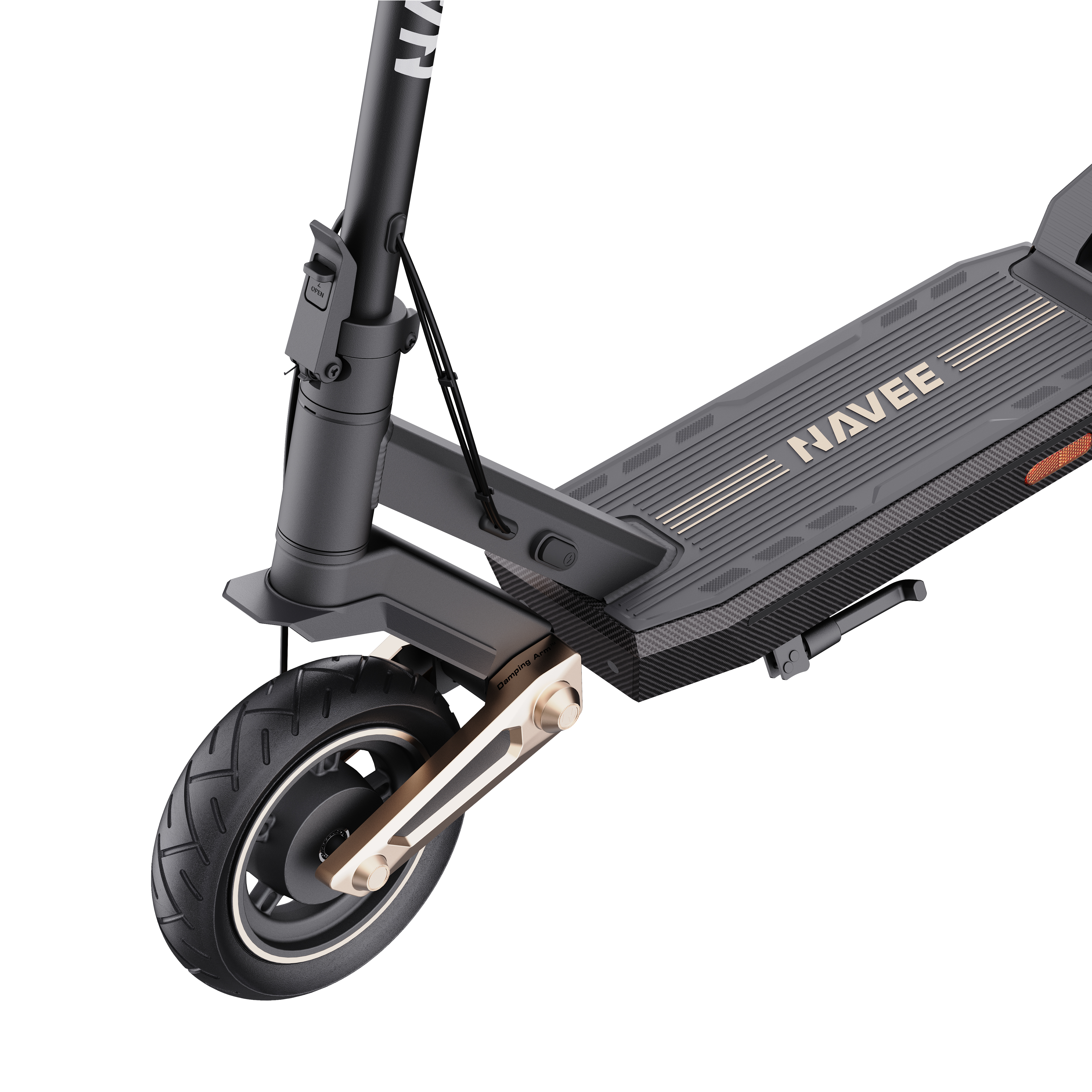 Altın vurgulu siyah bir elektrikli scooter'ın ön tekerleğinin ve güvertesinin yakın çekimi.