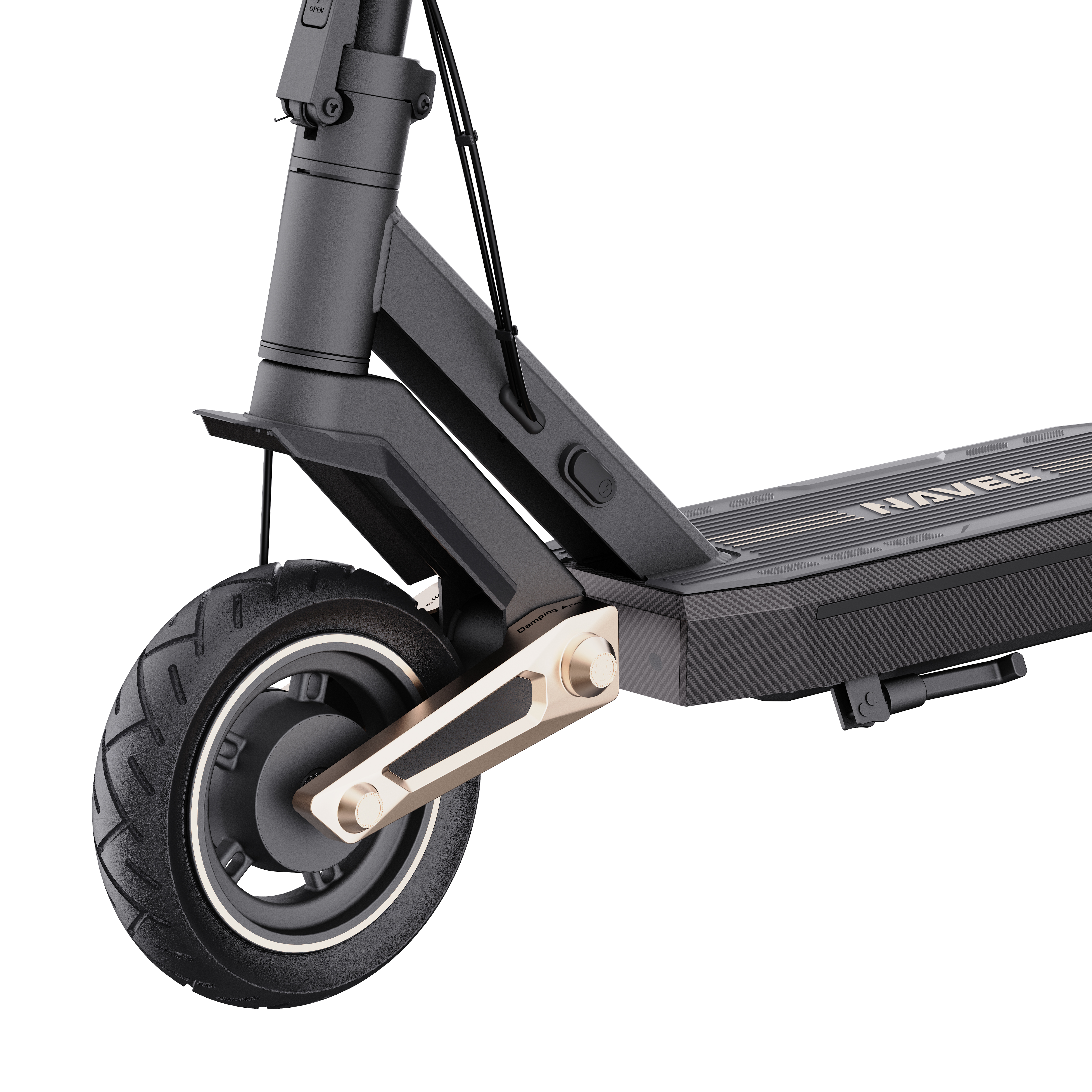 Siyah bir elektrikli scooter'ın ön tekerleğinin ve güvertesinin yakın çekimi. Altın vurgular ve Navee logosu görünür.