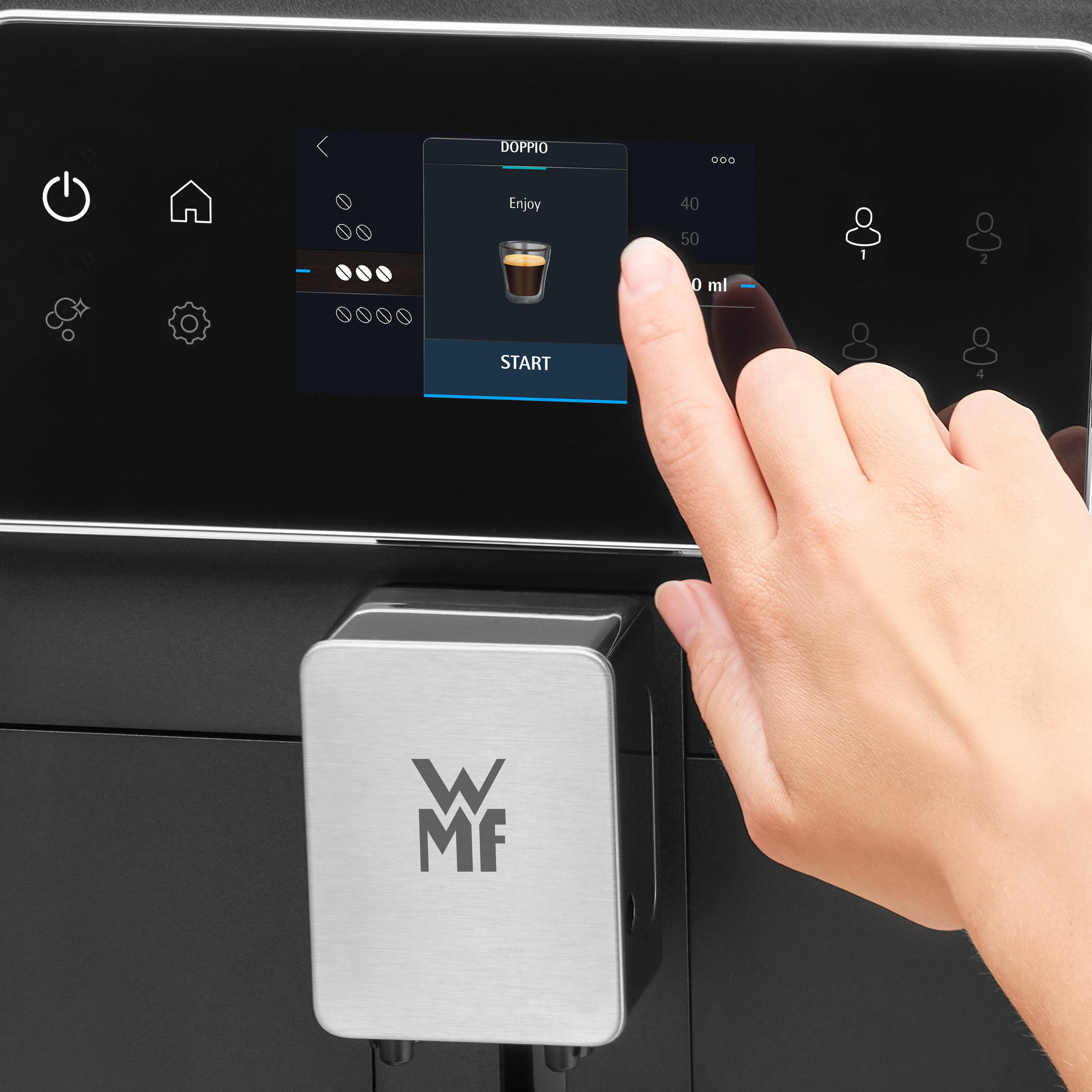 Eine Hand drückt eine Taste auf dem Bildschirm einer Kaffeemaschine. Der Bildschirm zeigt die Option 'Genießen'.