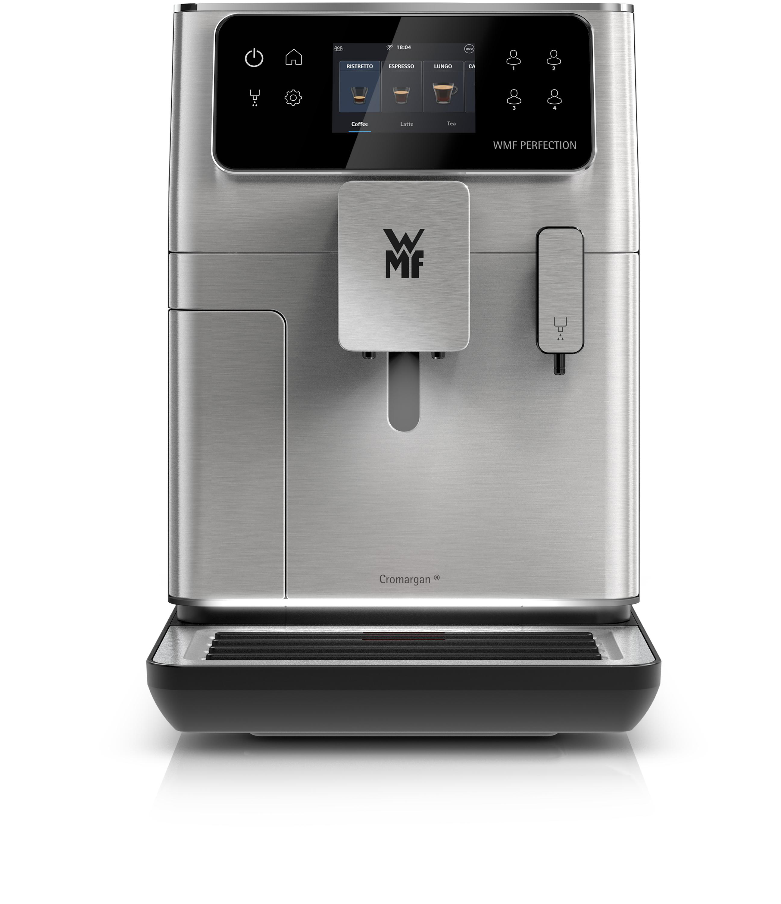 Silberne Kaffeemaschine, Vorderansicht. Bildschirm zeigt Kaffeeoptionen. Die Marke WMF ist sichtbar.