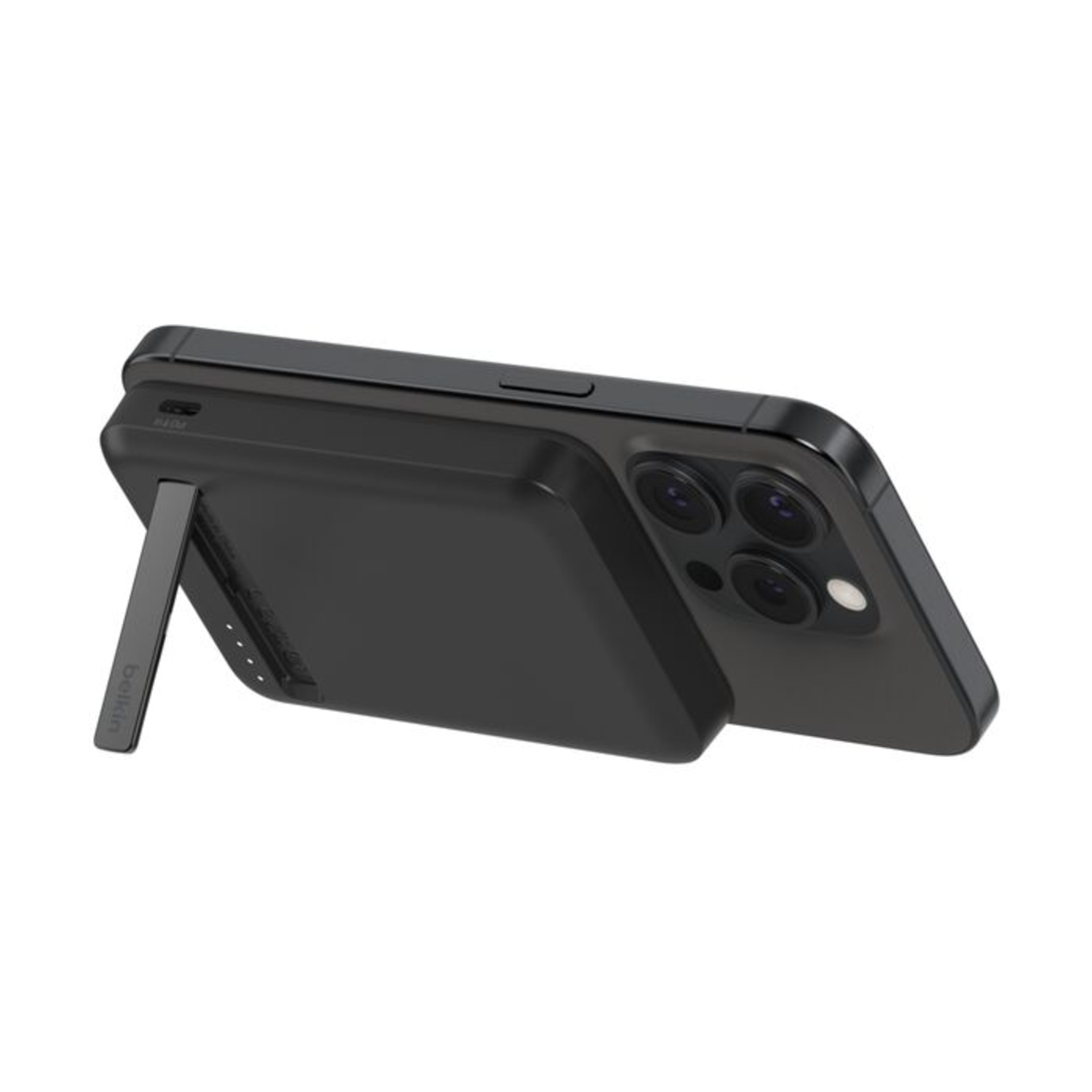 Batterie externe Belkin noire fixée à un téléphone. Le téléphone est maintenu par un support.
