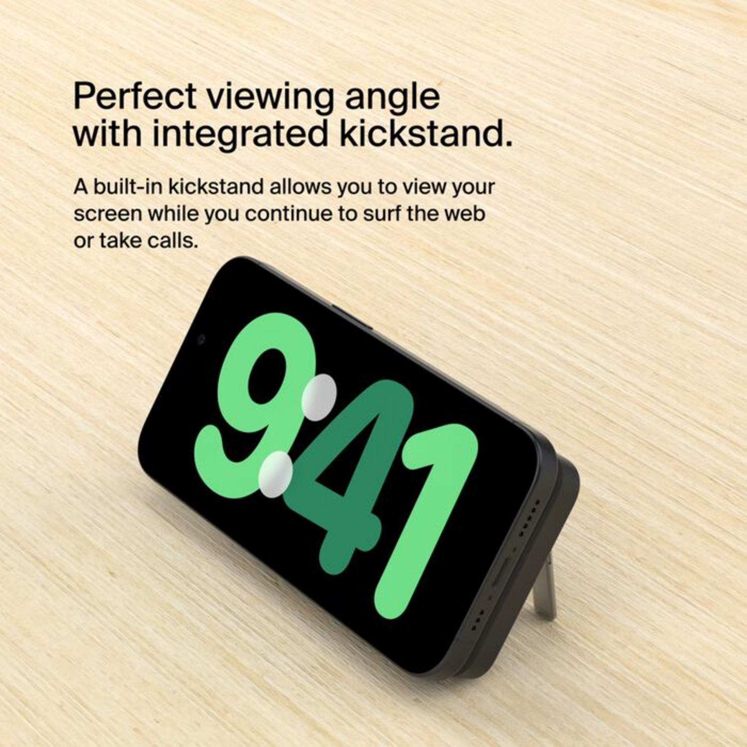 Téléphone noir posé sur un support, affichant 9:41. Fond de table en bois.