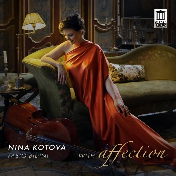 Frau in rotem Kleid mit Cello und Sofa.