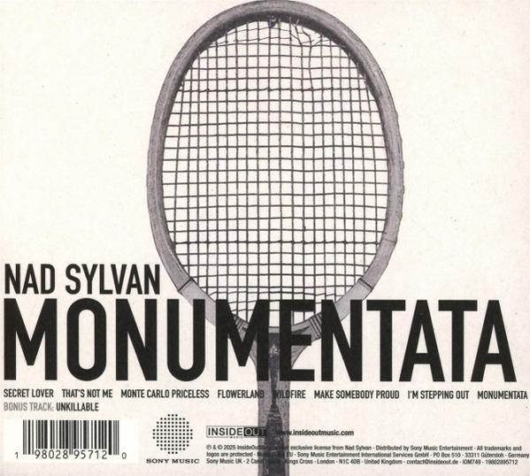 Albumcover mit Tennisschläger, Nad Sylvan und dem Titel 'Monumentata'.