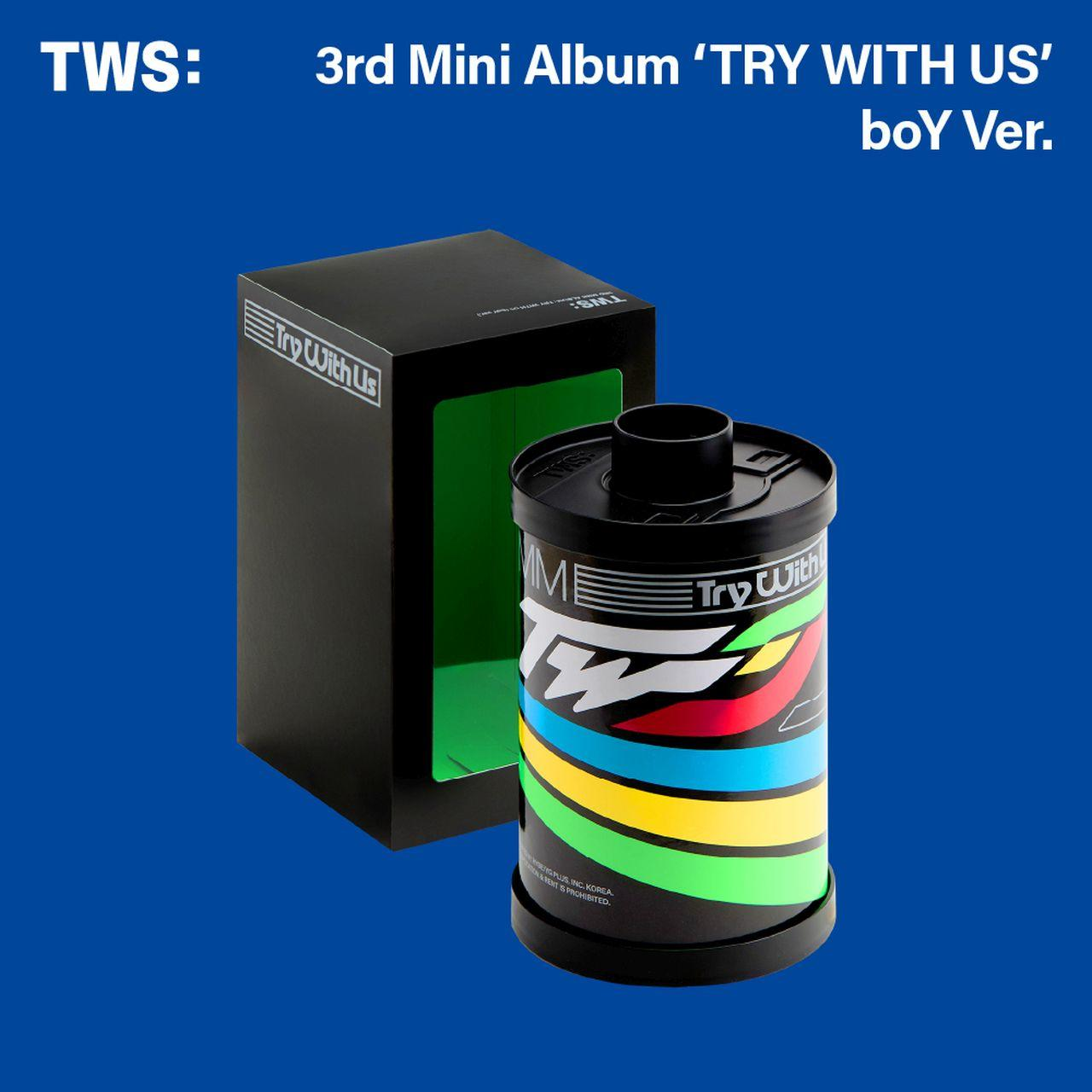 Album-Case mit Filmkanister, beschriftet 'Try With Us', und schwarzer Box.