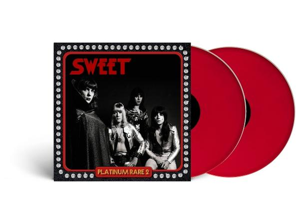 Albumcover der Band Sweet, rote Vinylplatten. Bandmitglieder posieren, schwarzer Hintergrund, roter Rahmen.