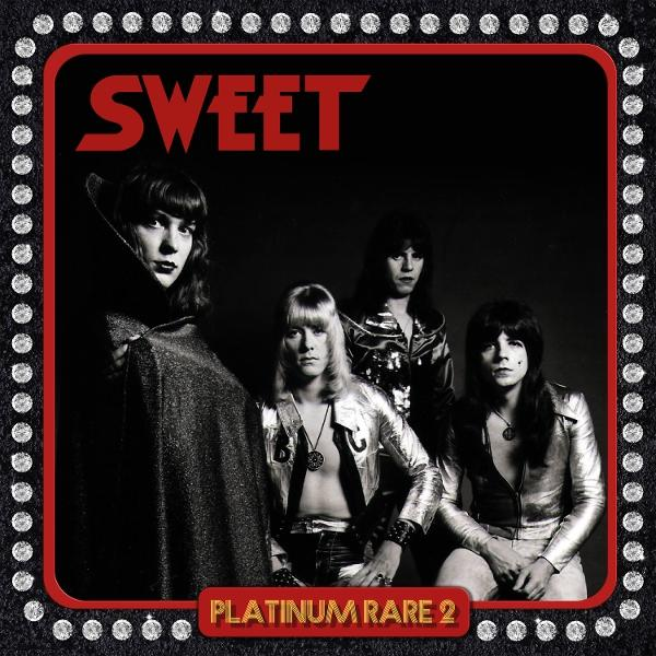 Albumcover der Band Sweet. Bandmitglieder posieren, schwarzer Hintergrund, roter Rahmen, 'Platinum Rare 2'.