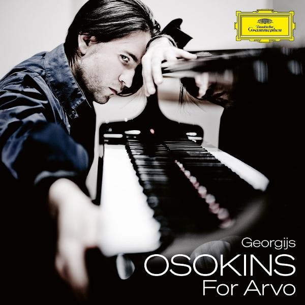 Album borító zongoristával, aki a zongorára támaszkodik. A 'Georgijs Osokins For Arvo' szavak láthatók.