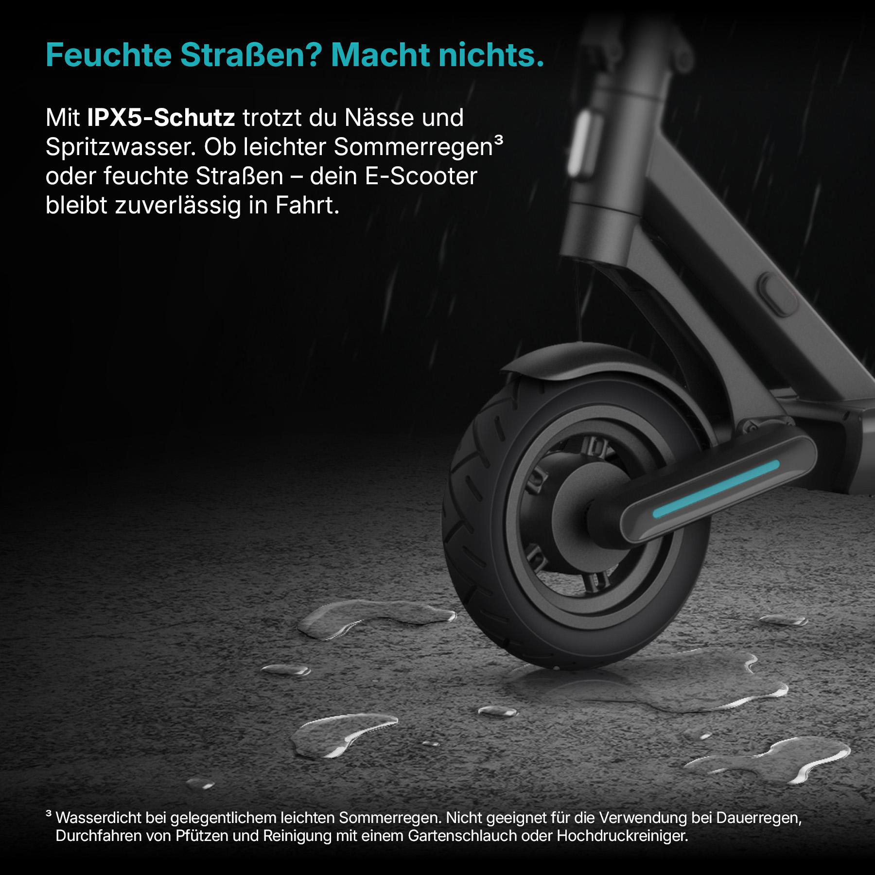 Nahaufnahme eines schwarzen E-Scooter-Rads mit Wassertropfen auf Asphalt.