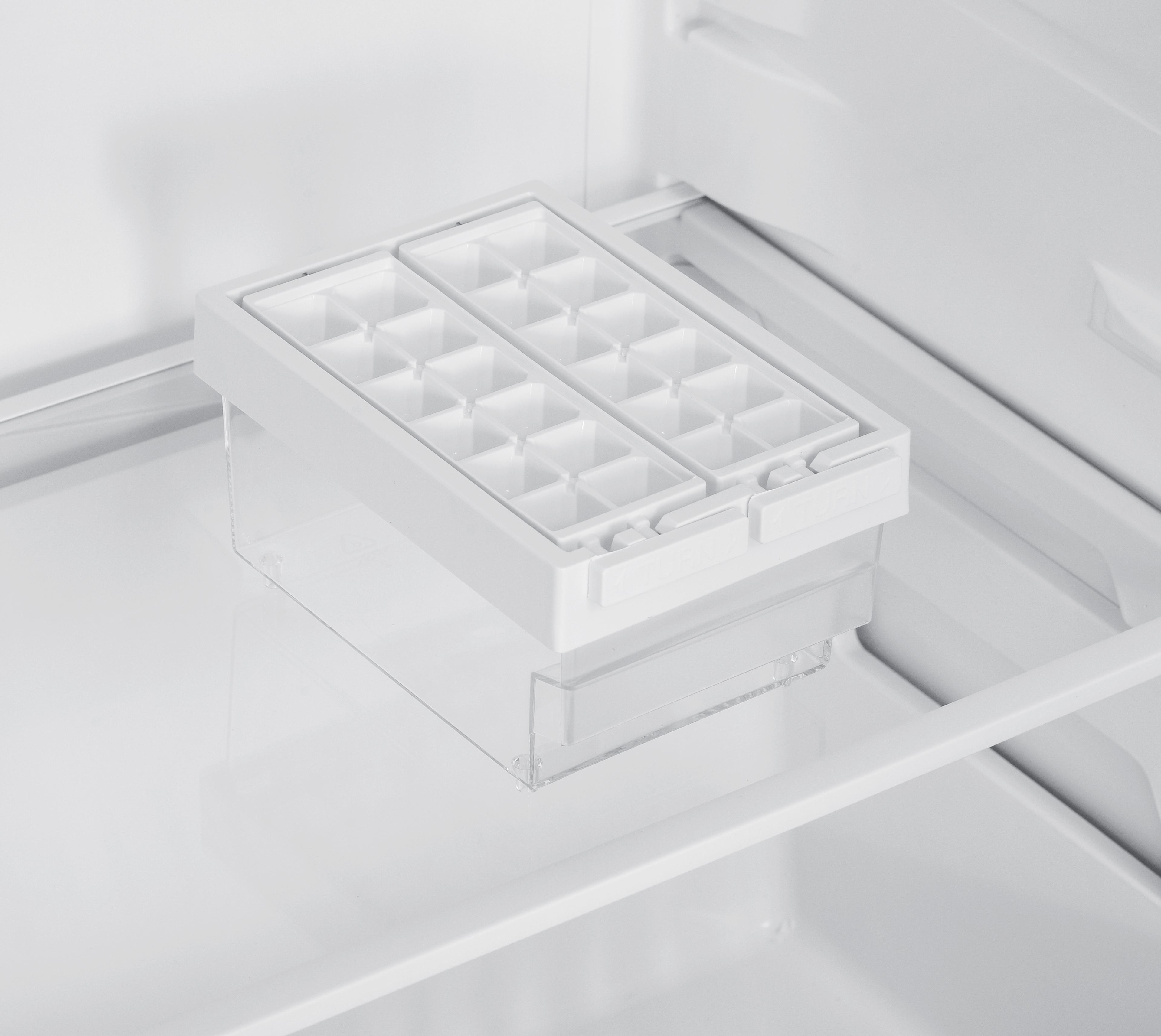 In einem weißen Kühlschrank befindet sich ein klarer Eisbehälter über einem durchsichtigen Behälter.