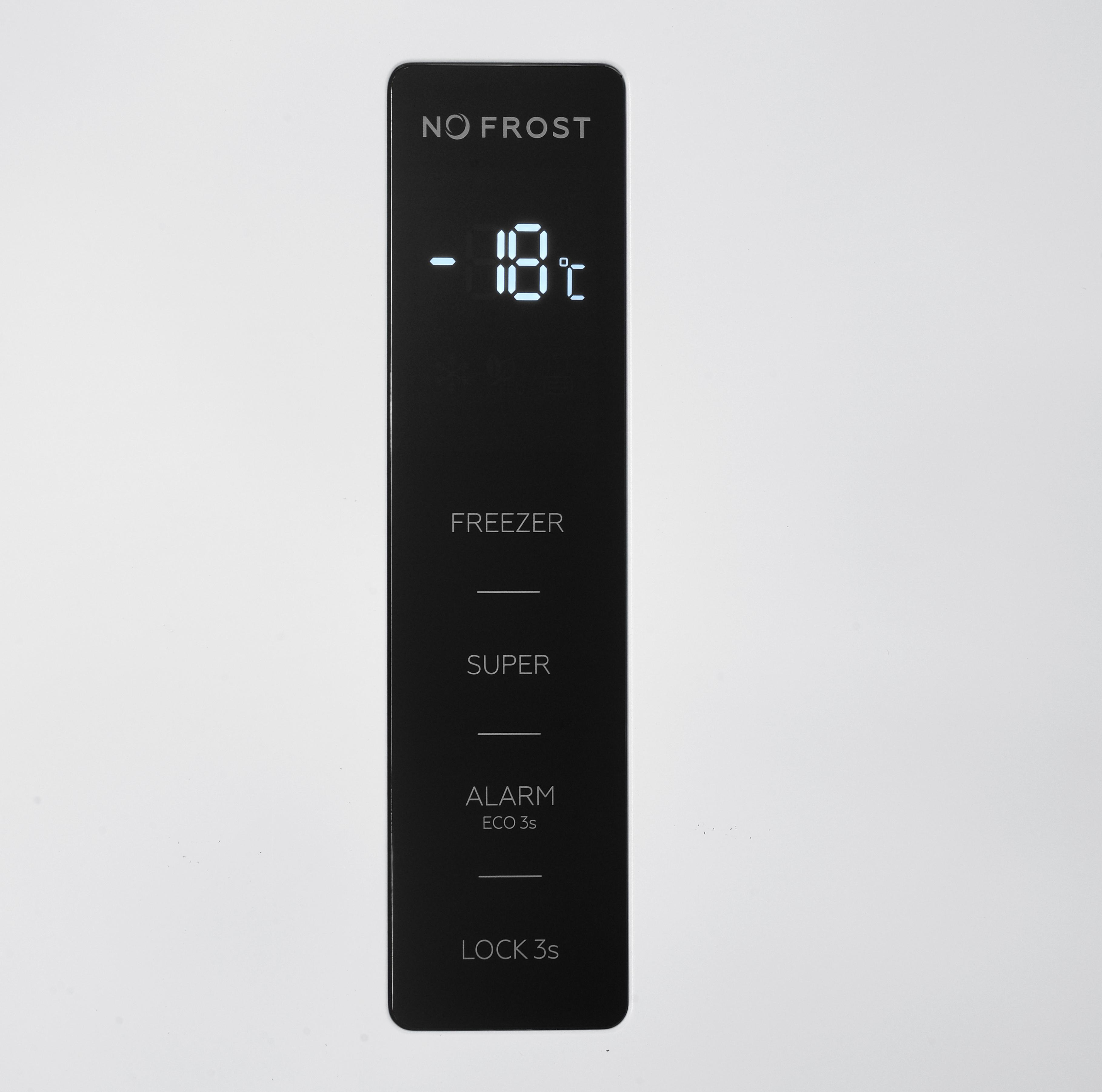 Nahaufnahme eines schwarzen Kühlschrank-Bedienfelds mit digitaler Anzeige von -18°C.