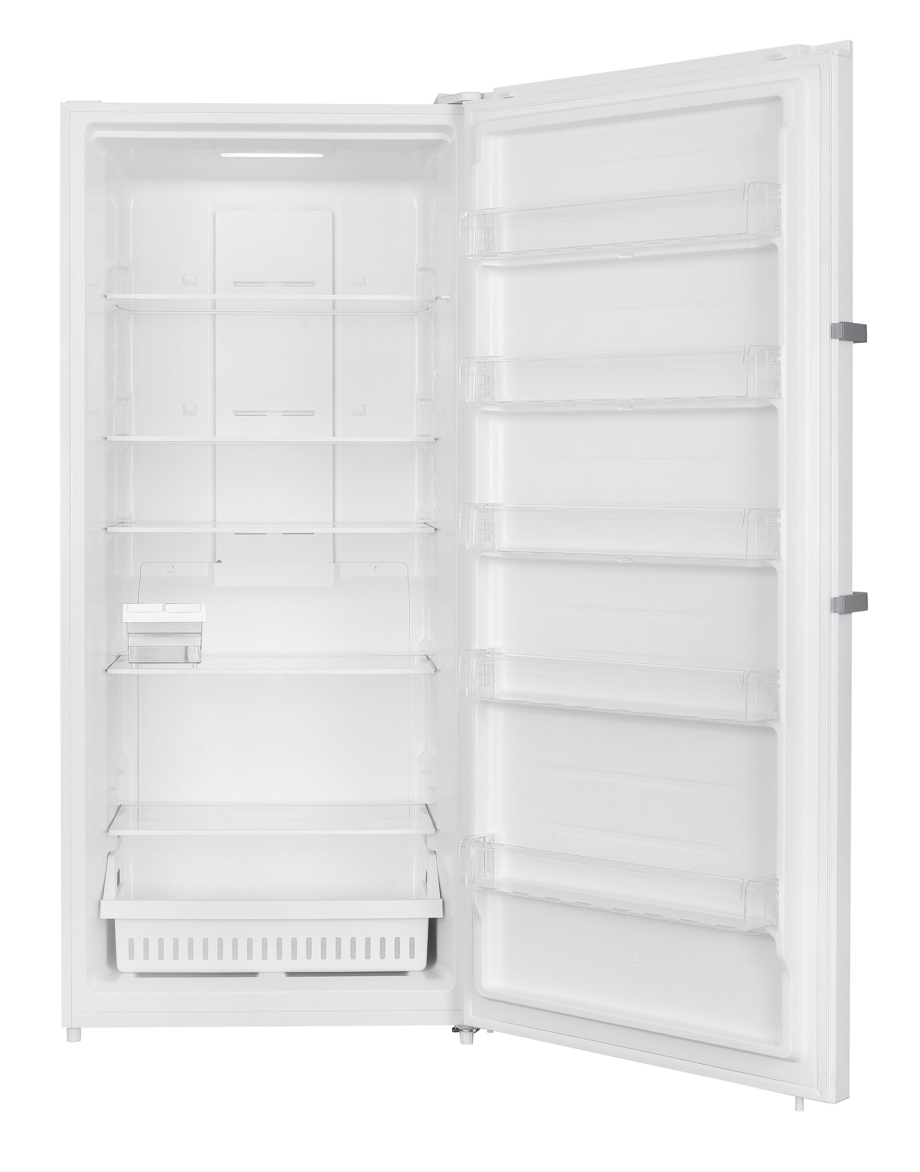 Ein leerer weißer Gefrierschrank mit offener Tür, der Regale und einen unteren Korb zeigt.