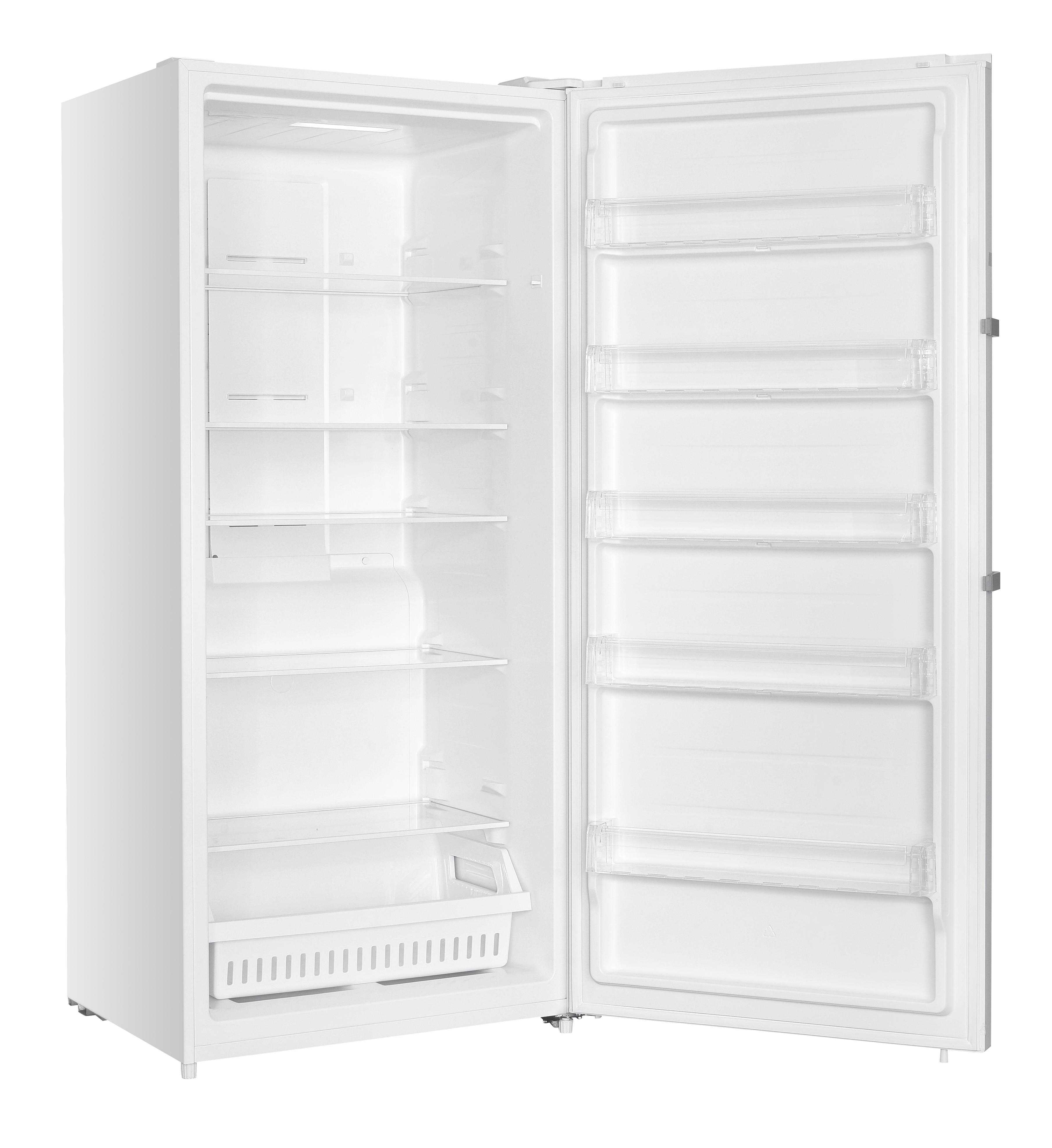 Ein weißer Gefrierschrank, Tür offen, mit Regalen und einem Korb unten.