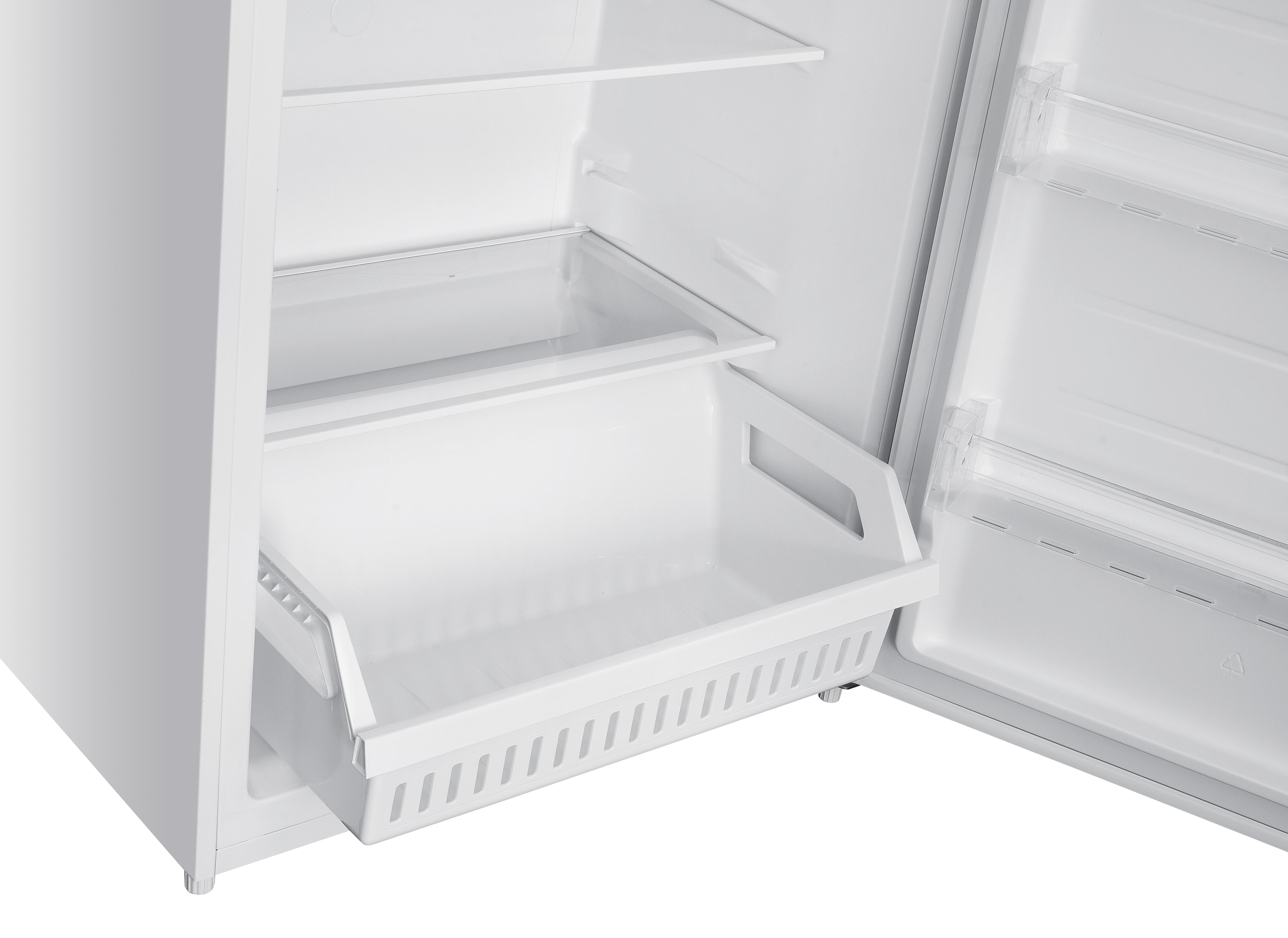 In einem weißen Gefrierschrank mit Korb und Regal. Tür offen.
