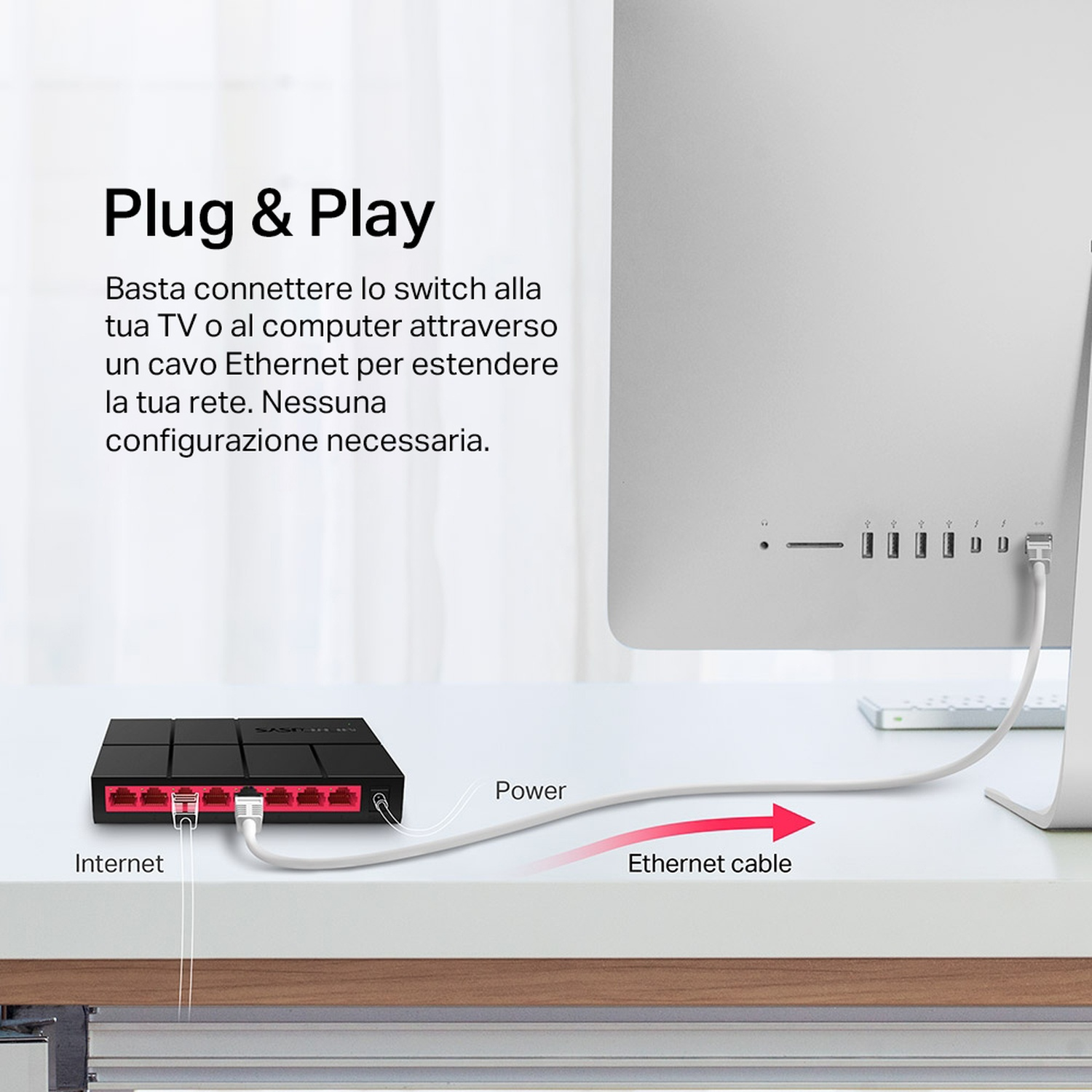 Switch di rete nero collegato a un computer e a Internet tramite cavi.