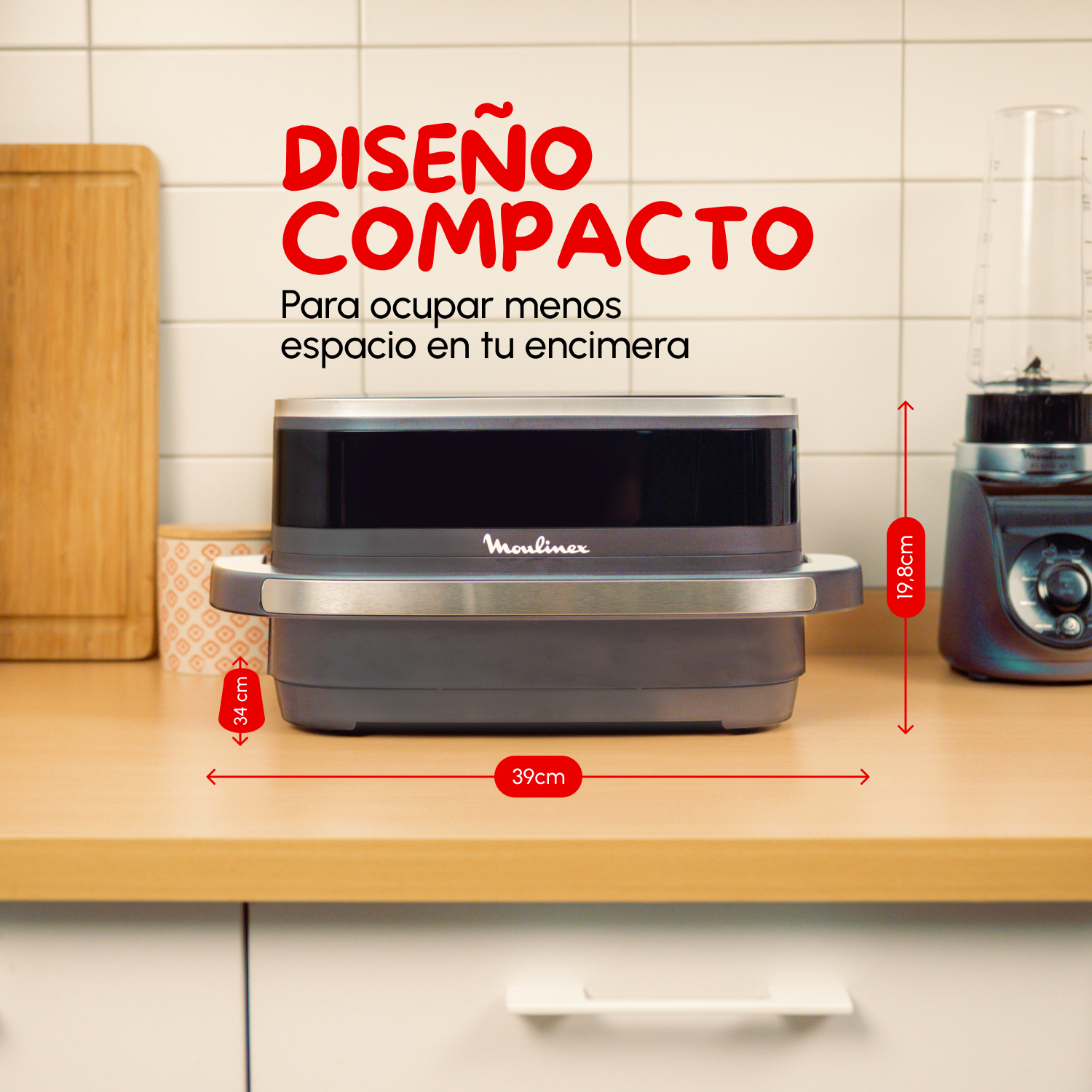 La imagen muestra una freidora cerrada y sus dimensiones, con texto sobre su diseño compacto.