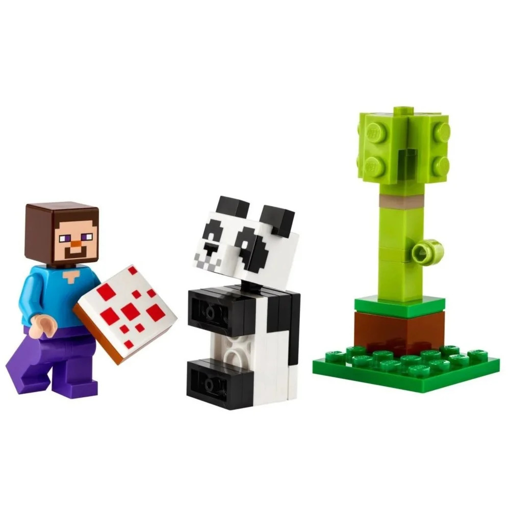 Zestaw Lego Minecraft ze Stevem, pandą i drzewem. Steve trzyma ciasto.
