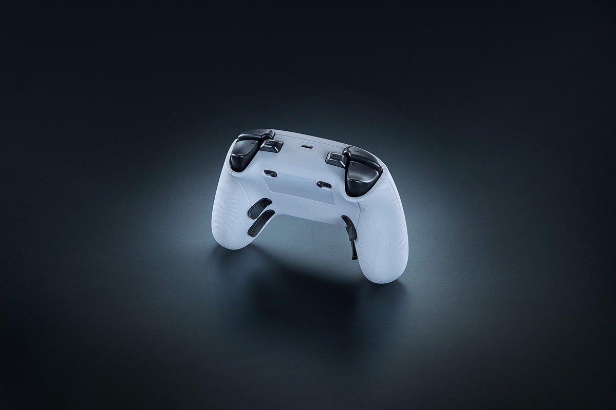 Biały kontroler Xbox w czarnym etui, na ciemnej powierzchni.