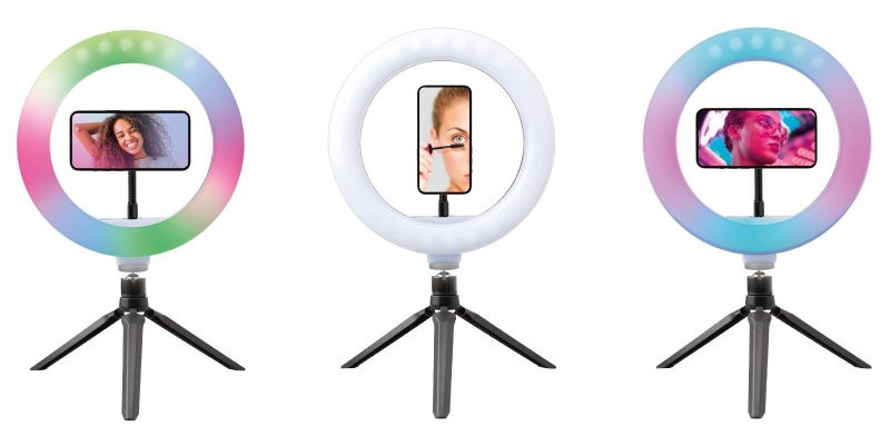 Trzy lampy pierścieniowe LED na statywach. Każda ma telefon wyświetlający inną osobę. Zmienne kolory światła i zawartość telefonu.
