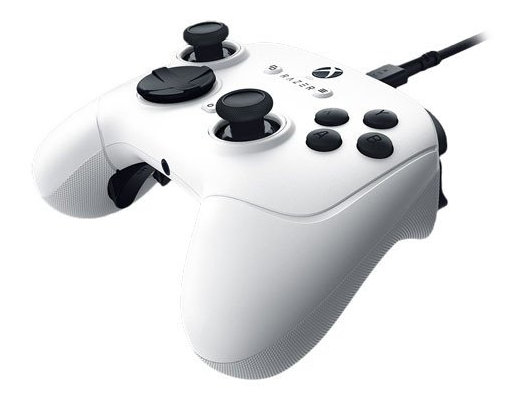 Biały kontroler Xbox, czarne przyciski, na białym tle.