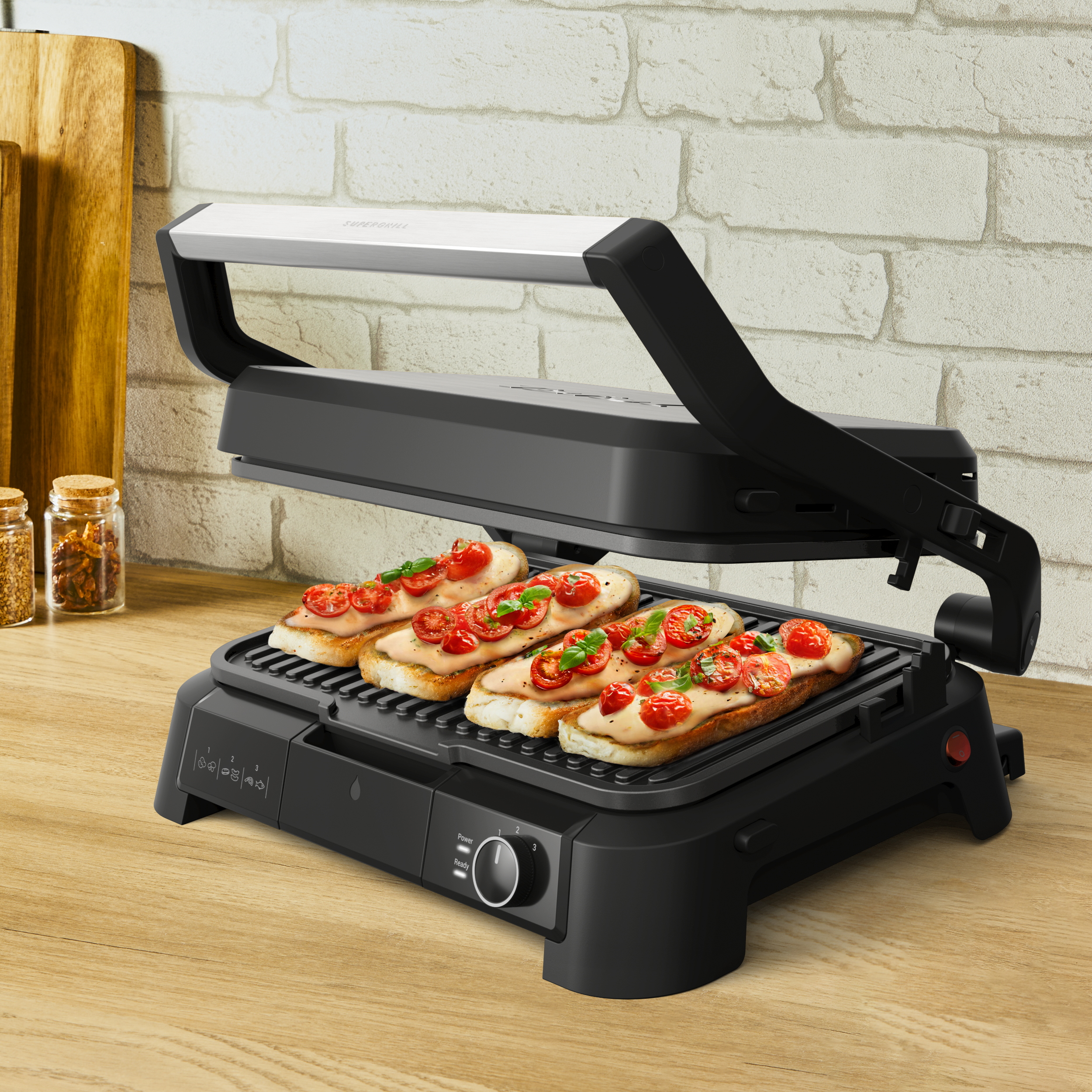 Grillezett kenyér paradicsommal egy Tefal Supergrillen, nyitott fedéllel.