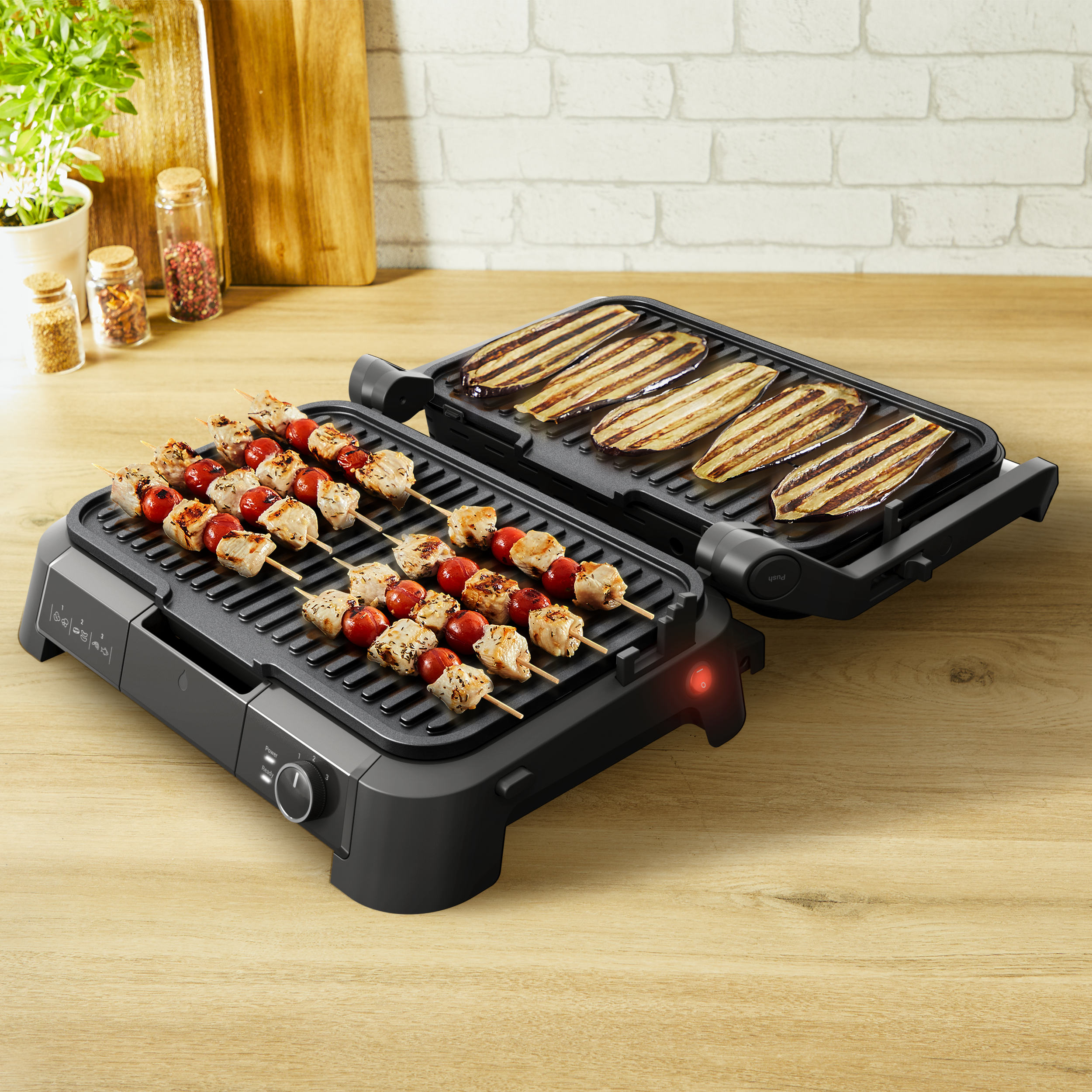 Grill hústűkkel és padlizsán szeletekkel a grillen.