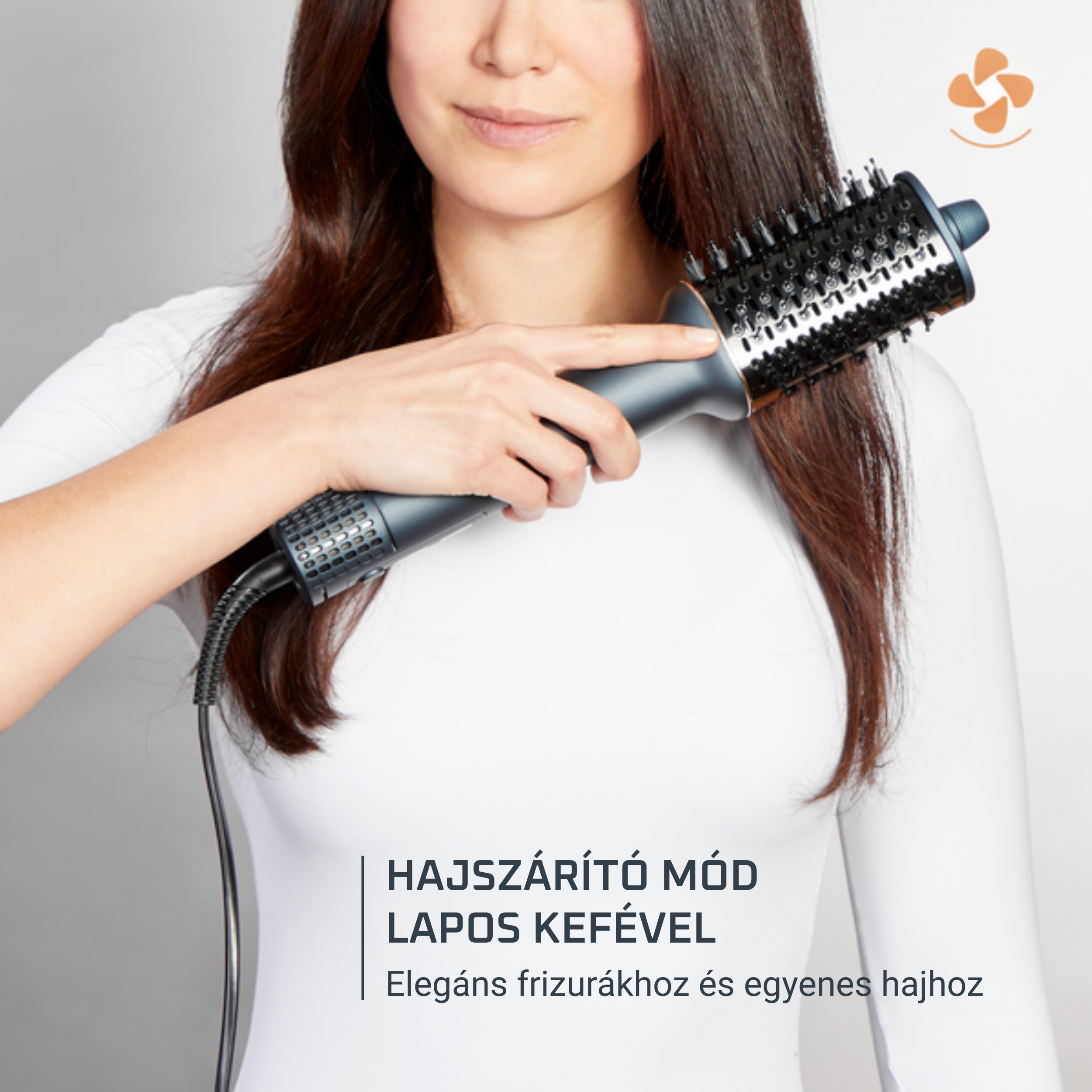 Egy nő hajszárító kefét tart. Szöveg: Hajszárító stílus, lapos kefe, elegáns hajhoz.