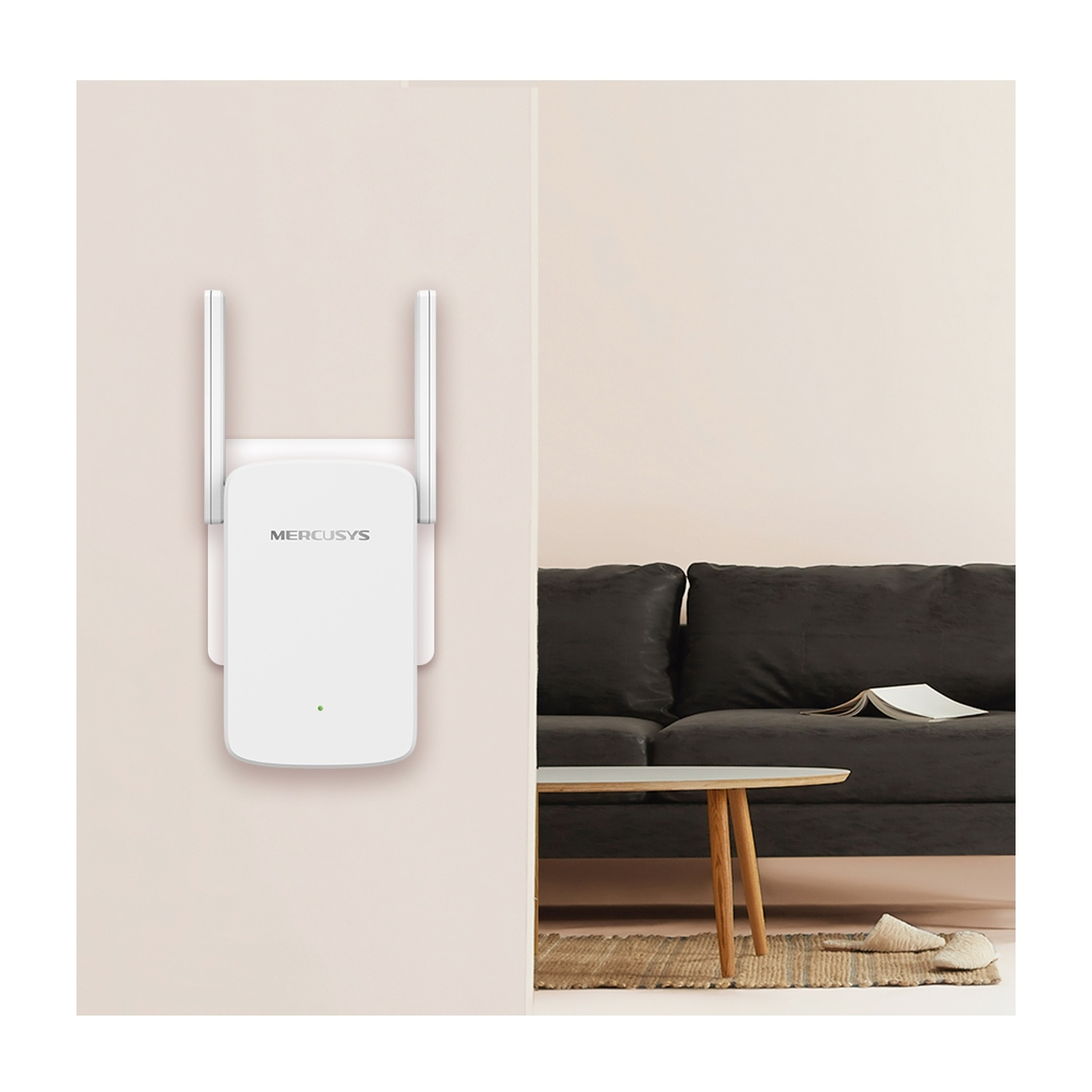 Ripetitore WiFi Mercusys bianco su un muro, accanto a un divano, tavolo, libro e pantofole. Tonalità calde.