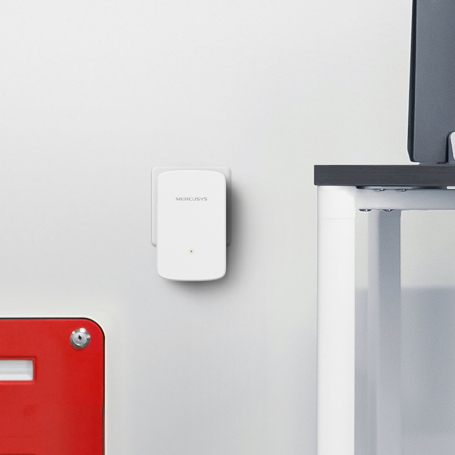Adattatore powerline bianco collegato a una parete. Logo Mercusys visibile. Parete bianca, angolo rosso.