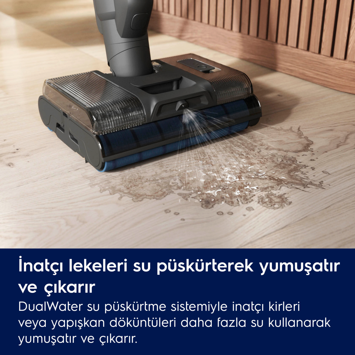 Temizlik için zemine su püskürten elektrikli süpürge başlığı.