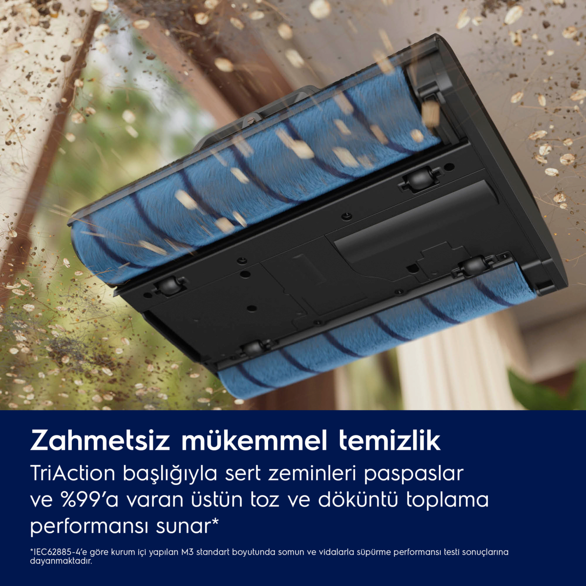 Elektrikli süpürge başlığı, bir zemini kalıntılarla temizliyor.