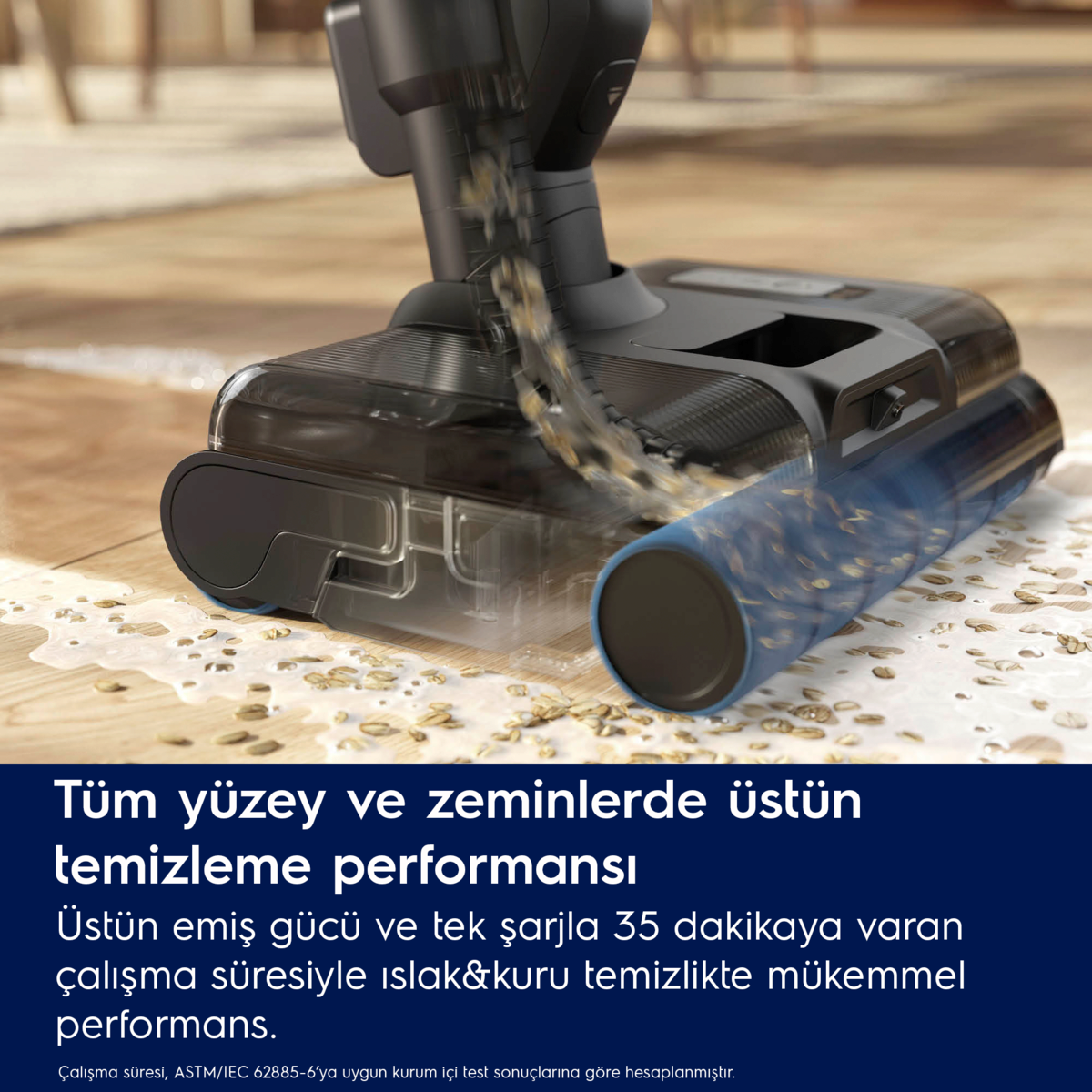 Elektrikli süpürge başlığı bir zemini temizliyor, yakın çekim.