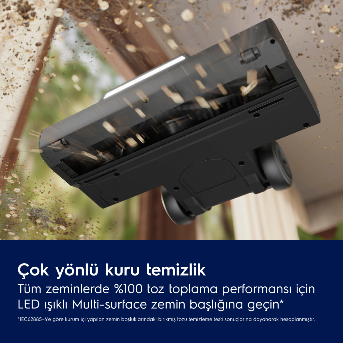Siyah bir elektrik süpürgesi başlığının yakın çekimi. Toz ve kalıntılar emiliyor.