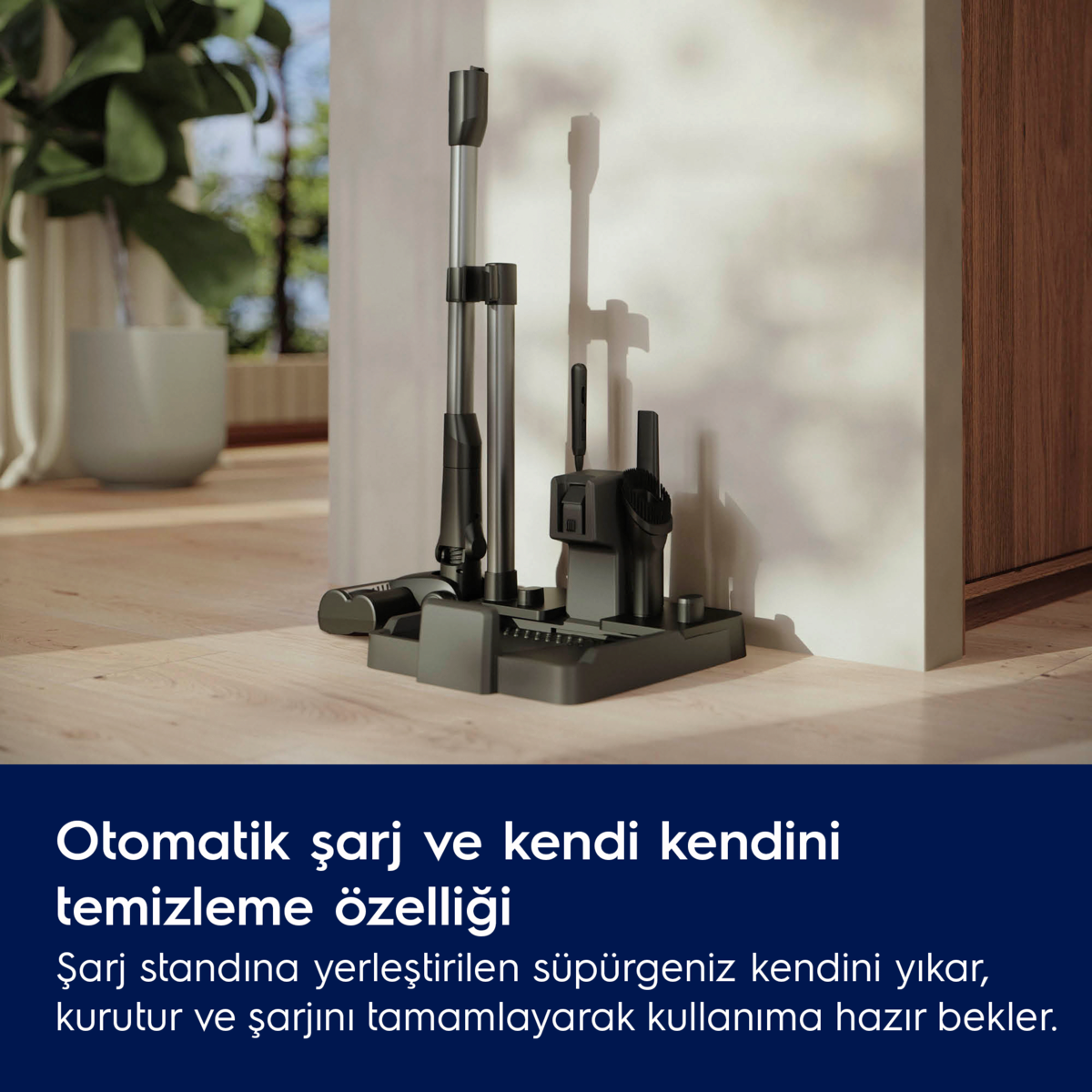 Şarj standında elektrik süpürgesi ve aksesuarları, iç mekanlarda.