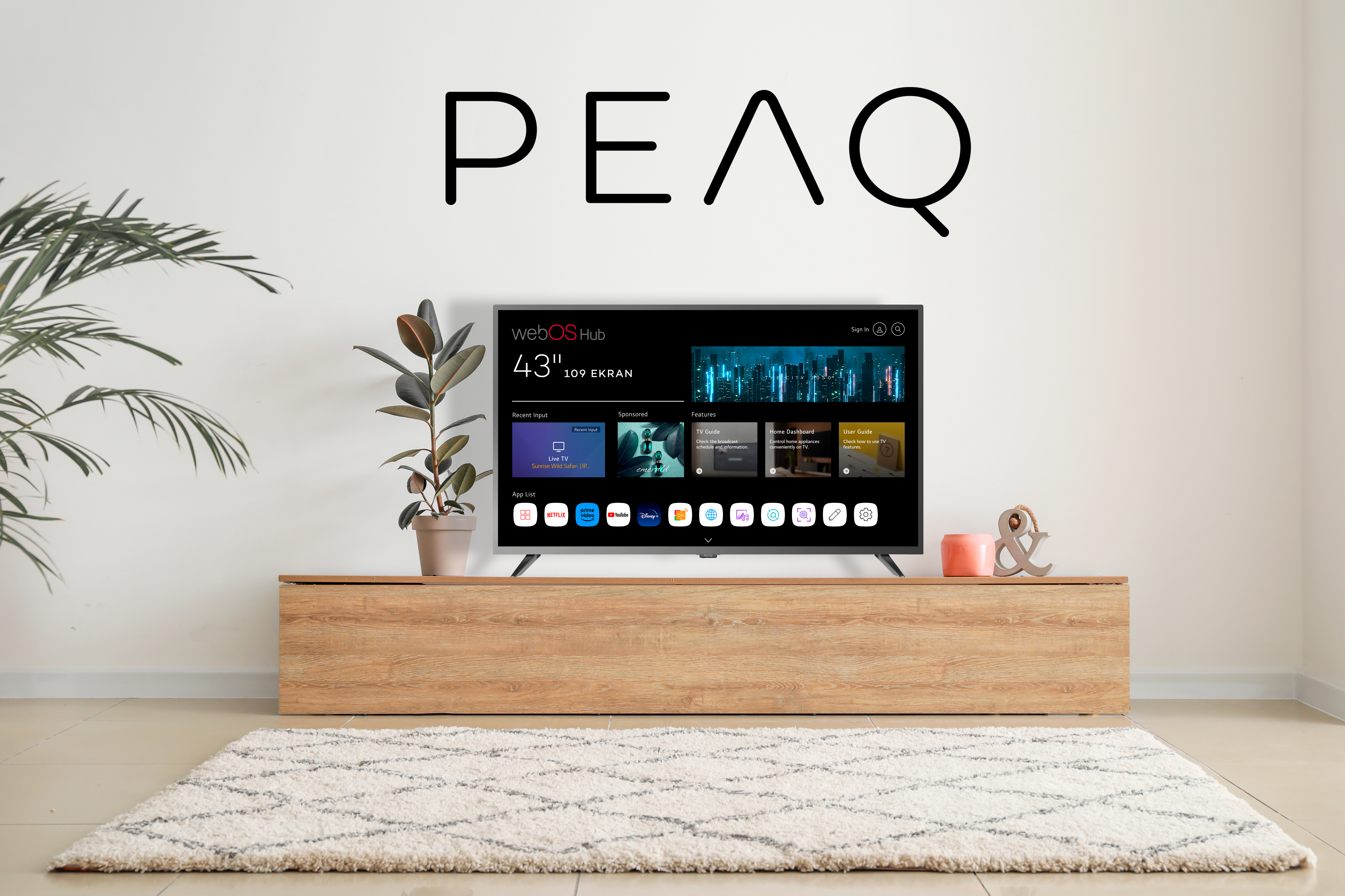 Ahşap bir sehpa üzerinde TV bulunan oturma odası.