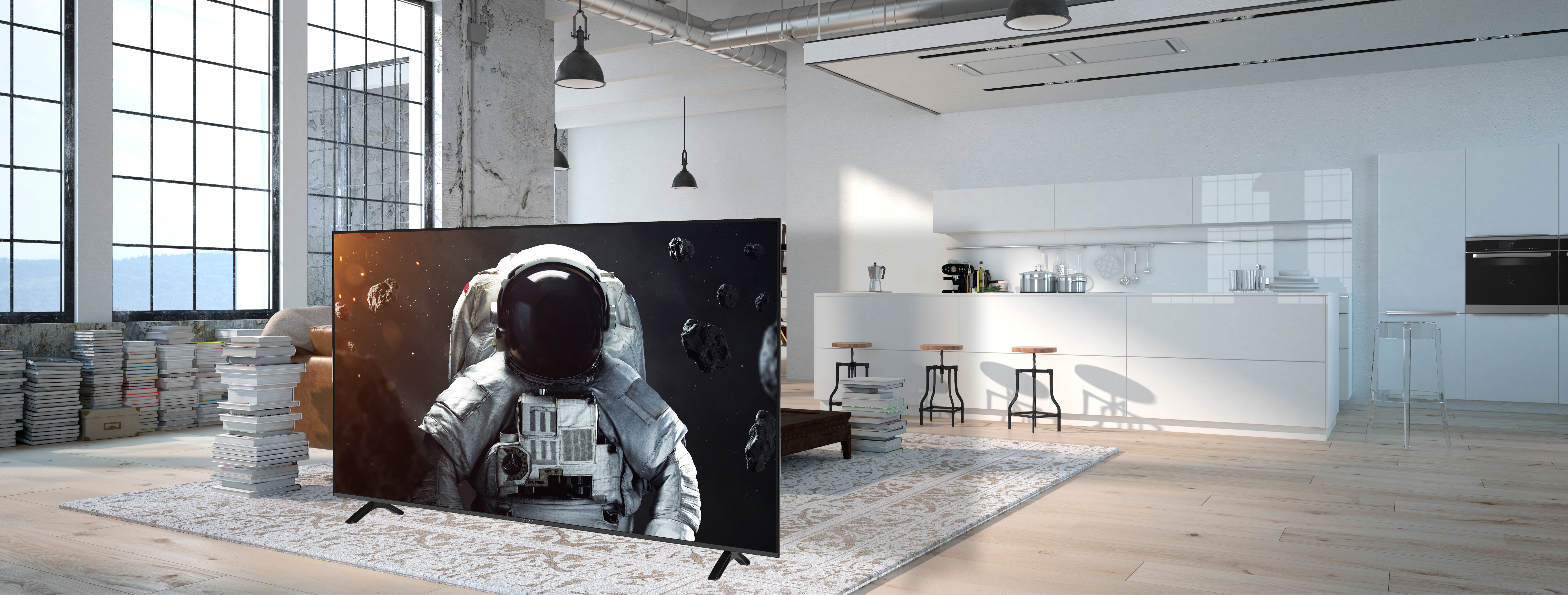TV, uzayda bir astronot gösteriyor. Beyaz duvarlı iç mekan ve arka planda mutfak.