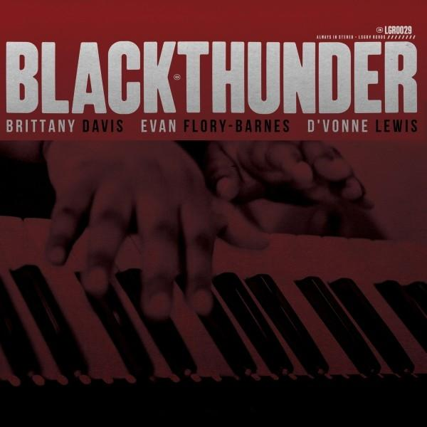 Albumcover. Schwarz-Weiß-Bild von Händen, die Klavier spielen. Der Albumtitel lautet „Blackthunder“. Namen der Künstler sind aufgelistet.