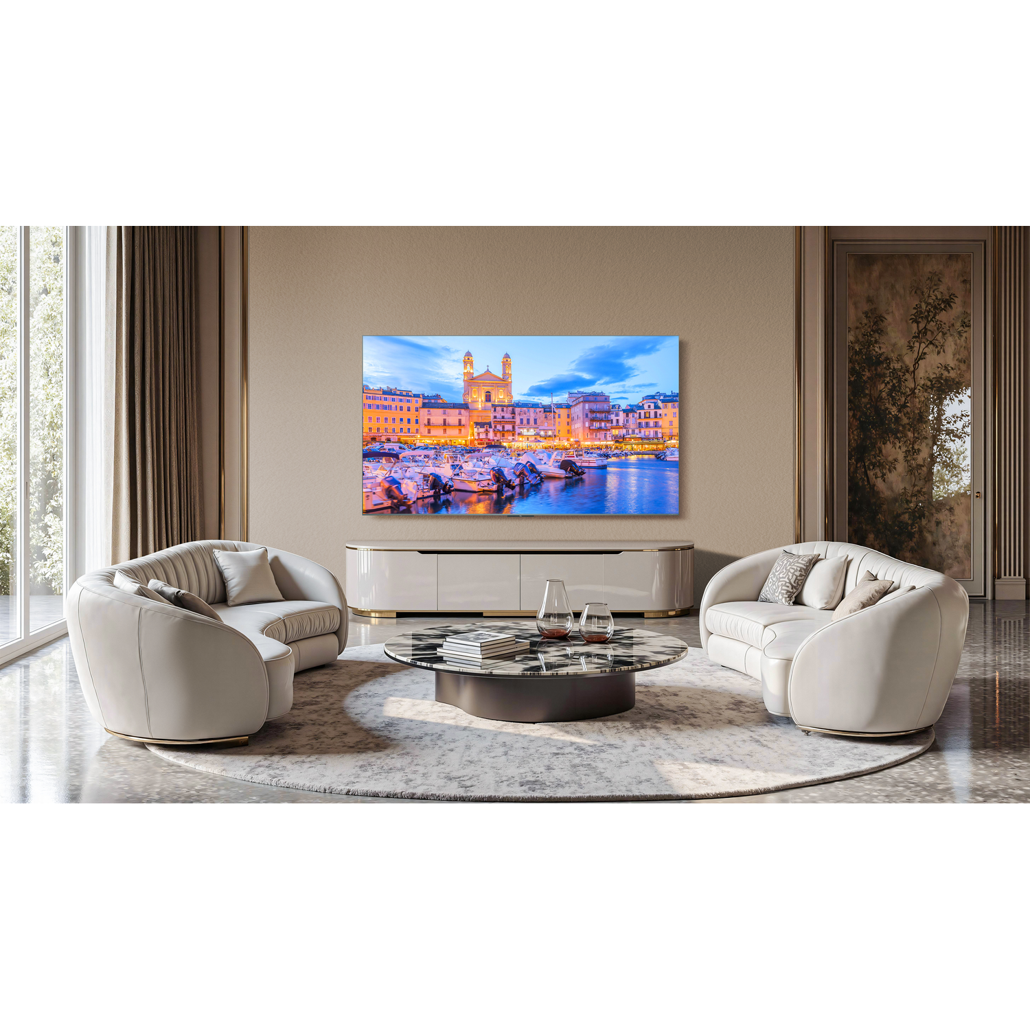 Woonkamer met een TCL tv die een stadsgezicht aan het water toont. Met witte banken, een rond kleed en een glazen tafel.