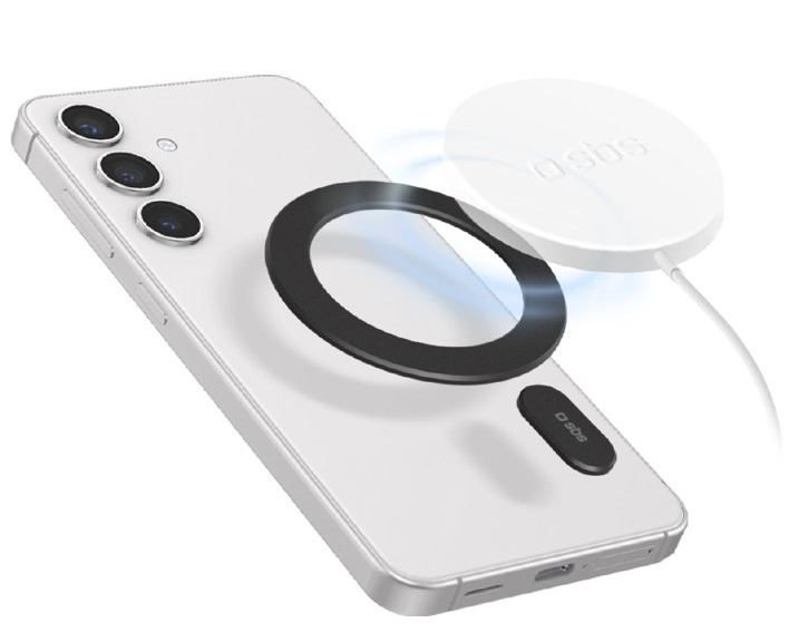 Biały telefon z czarnym pierścieniem magnetycznym i białą ładowarką, marka SBS, w tle.
