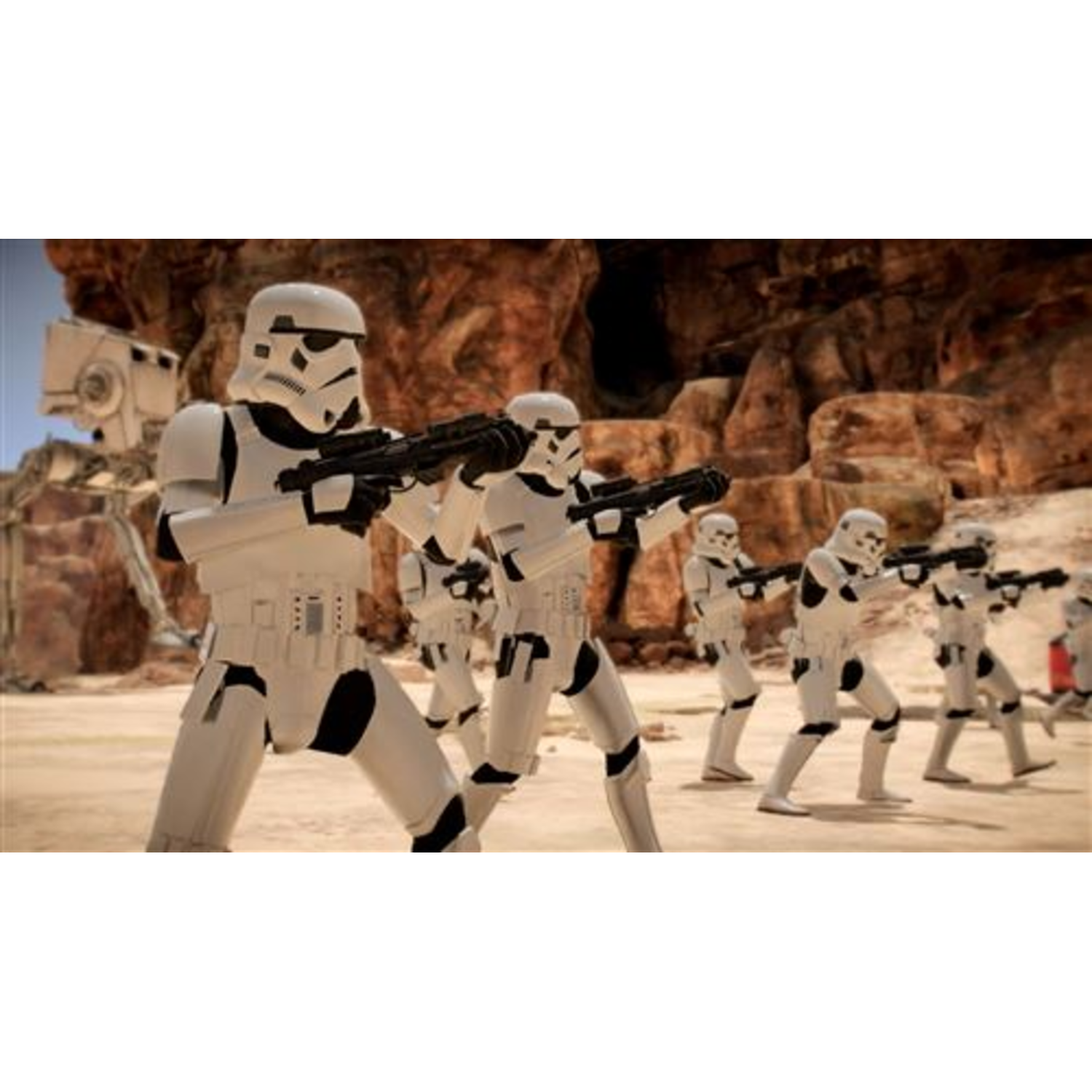 Stormtroopers, met geweren, staan in formatie op een zandvlakte, woestijnachtergrond, één AT-ST.