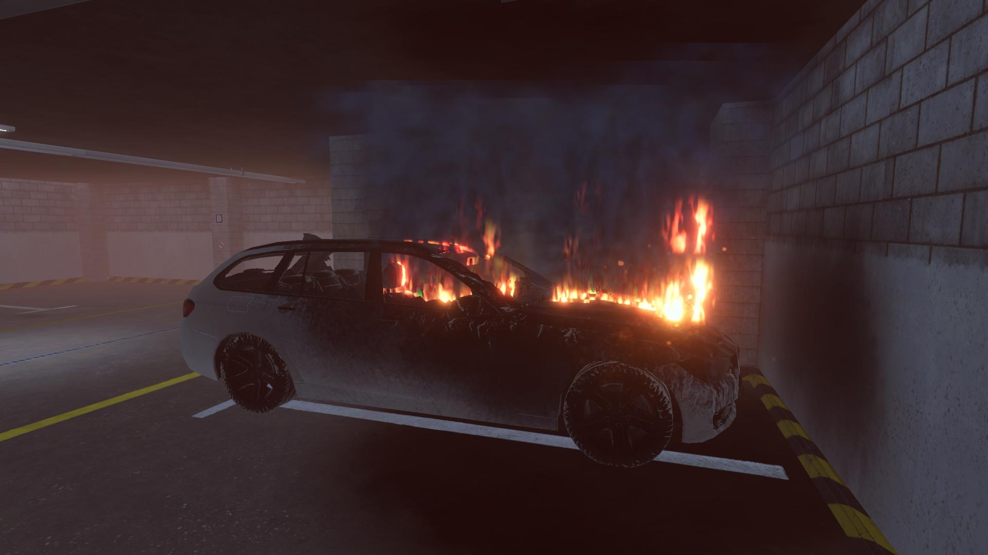 Brennendes Auto, Feuer in einer Parkgarage. Das Auto steht in Flammen, Rauch steigt auf.