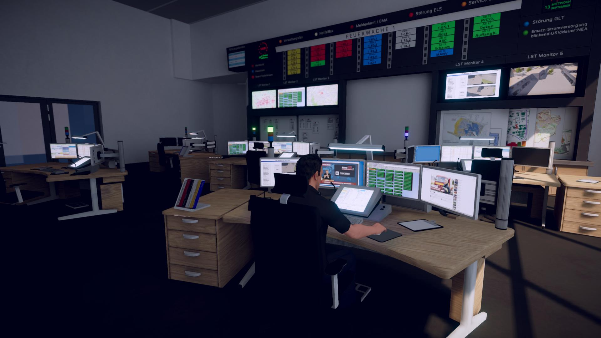 Mann in der Kommandozentrale überwacht Bildschirme. Schreibtische mit Computern, Overhead-Displays und Monitoren. Kontext Feuerwehr.
