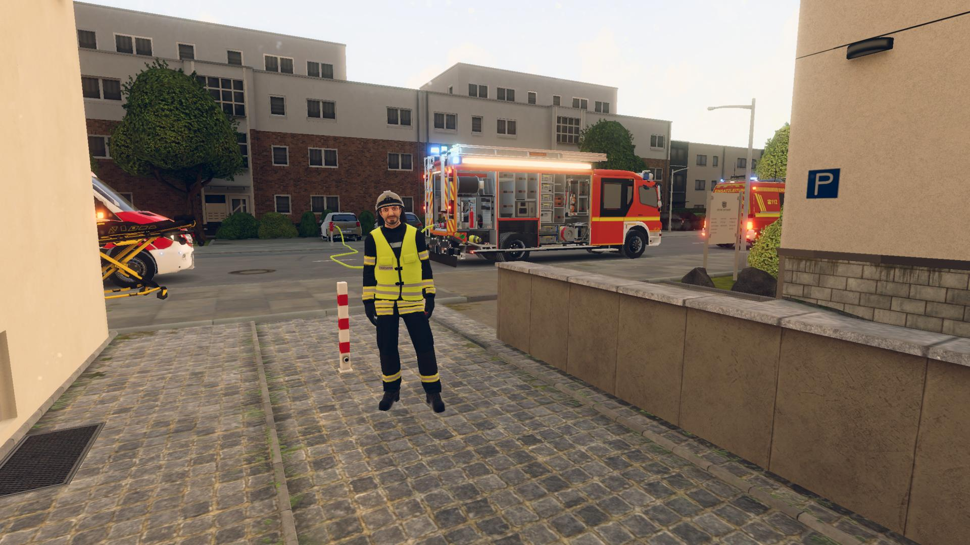 Feuerwehrmann in Uniform steht da, Feuerwehrwagen, Krankenwagen und Gebäude. Straßenszene mit Steinpflaster, geparkten Autos.