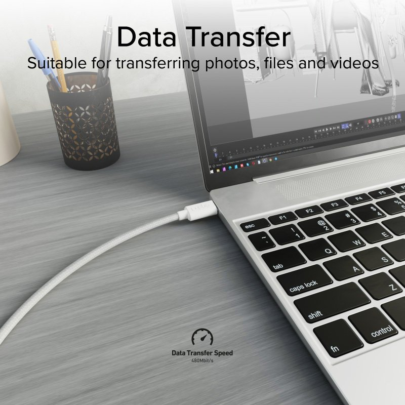 Laptop z podłączonym kablem USB-C. Biurko z długopisem i ołówkiem. Szare.