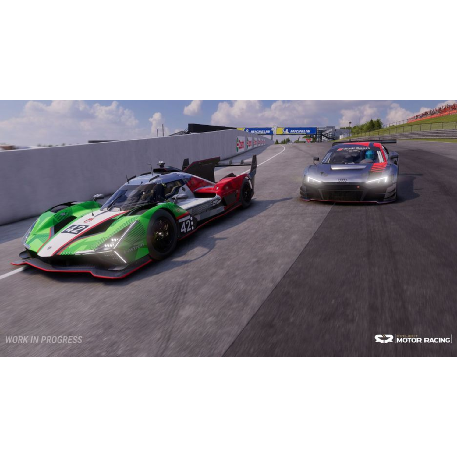 Twee raceauto's op een baan; een is groen en rood, de andere grijs. Racen op asfalt.