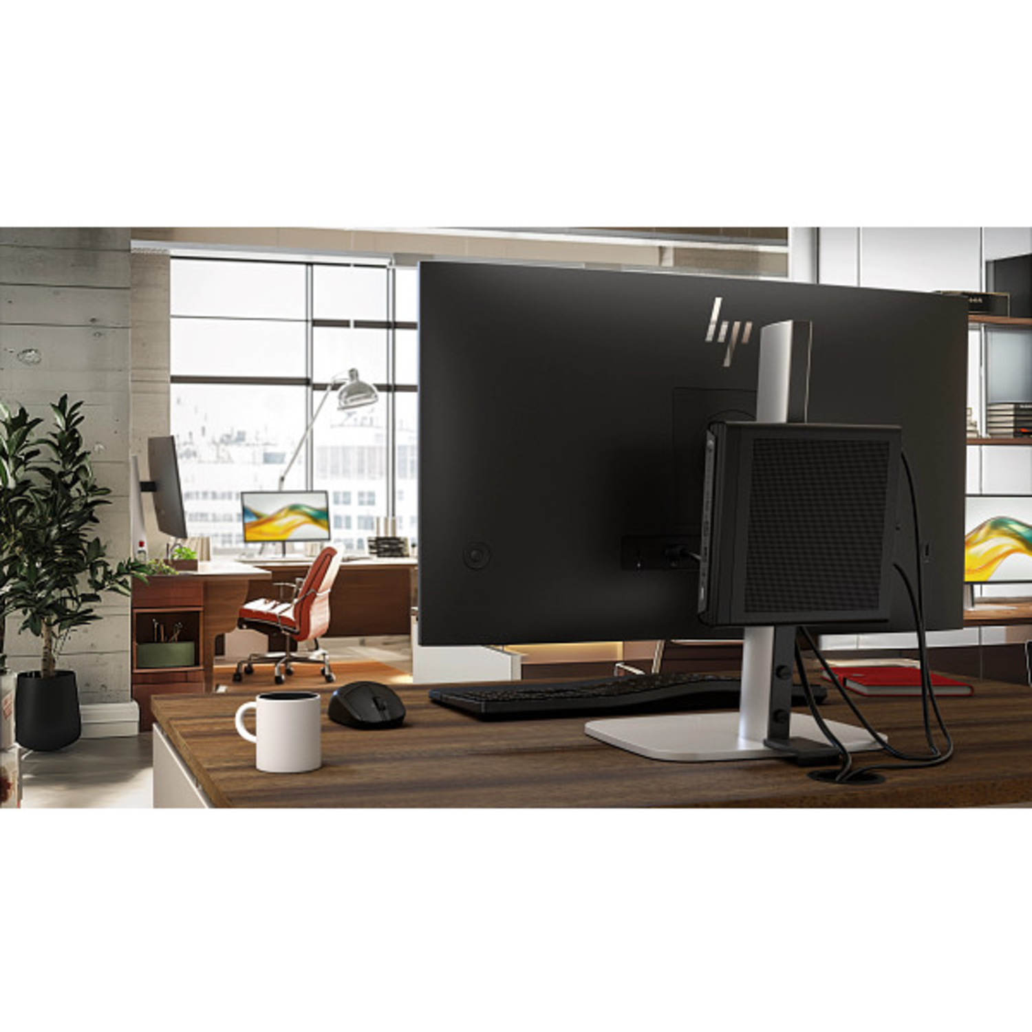 Kantooropstelling met twee monitoren, een computer en een koffiekopje. Een persoon werkt aan een bureau.