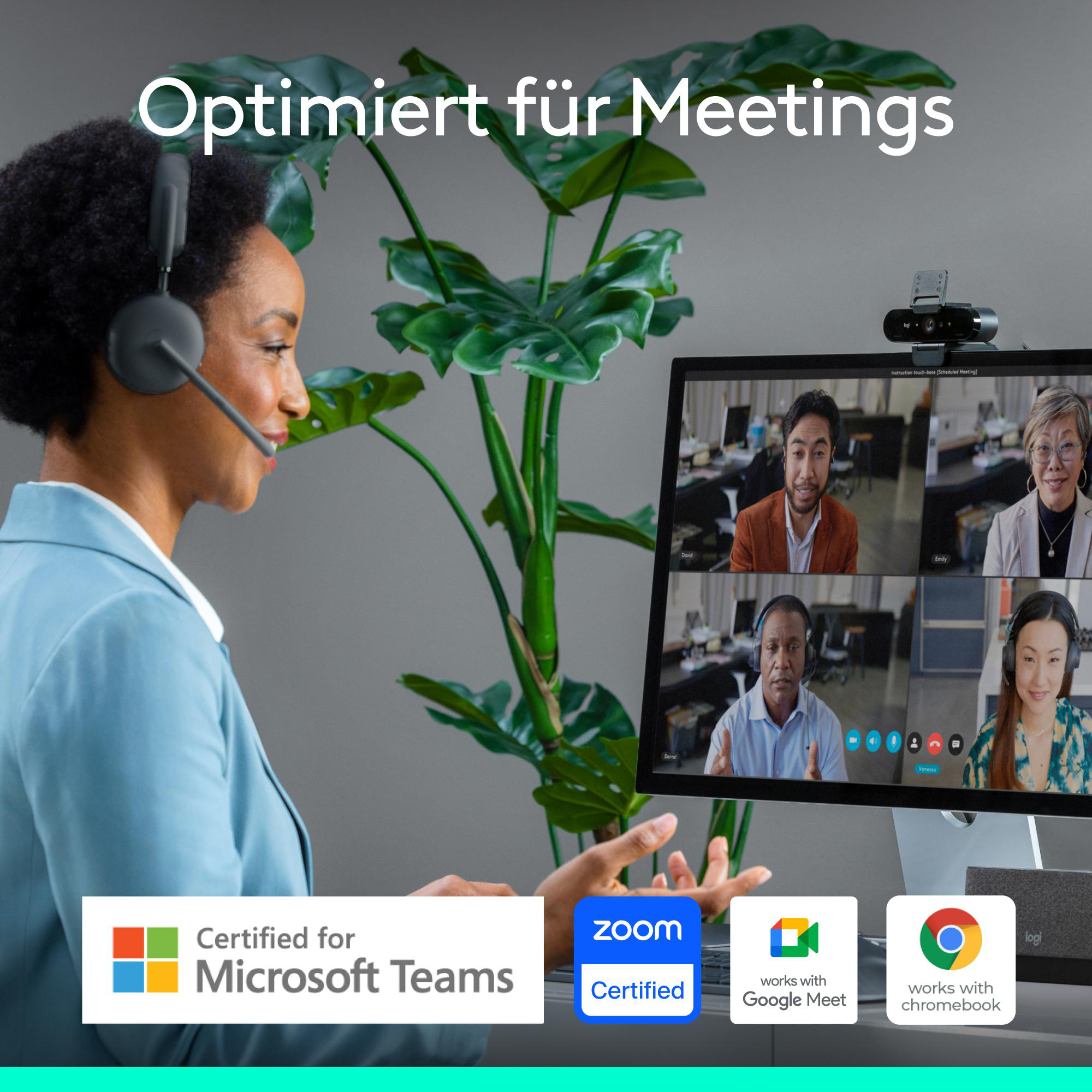 Frau mit Headset bei einem Videoanruf mit Kollegen. Pflanze im Hintergrund. Microsoft Teams, Zoom und Google Meet Logos sind sichtbar.