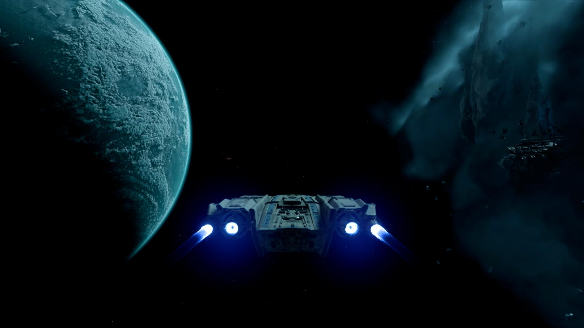 Ein Raumschiff fliegt von einem blauen Planeten und Asteroiden im Weltraum weg.