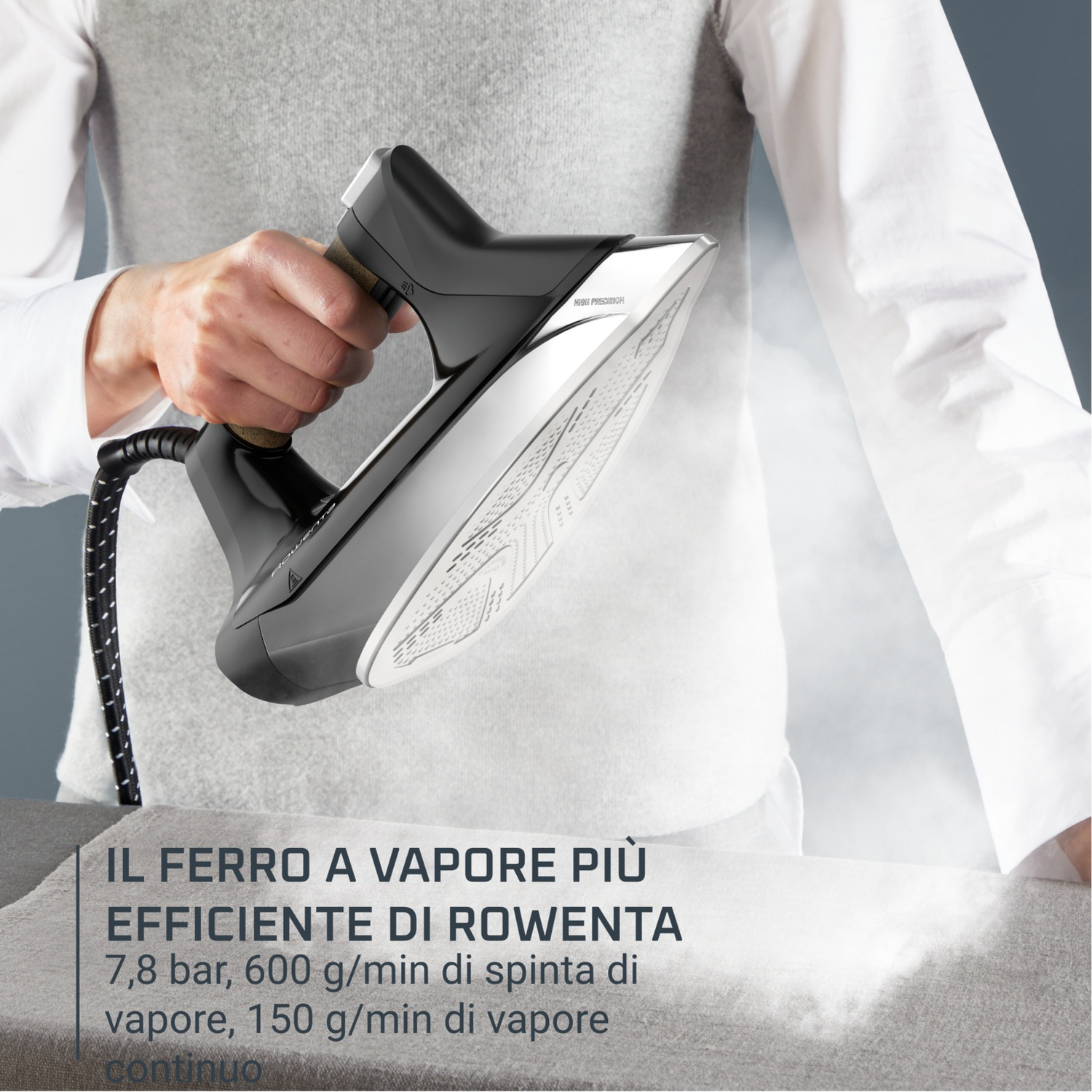 Persona che stira con ferro nero, vapore visibile. Il testo evidenzia efficienza e uscita vapore.
