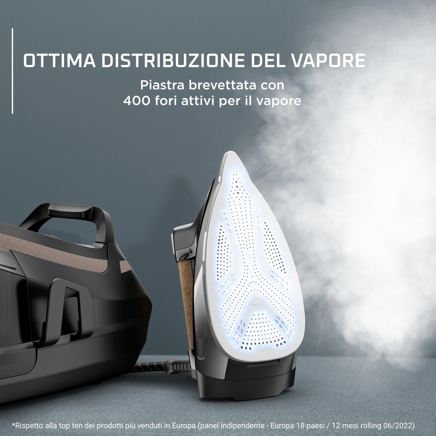 Primo piano della piastra del ferro con fori vapore. Mostra un ferro e parte della base.